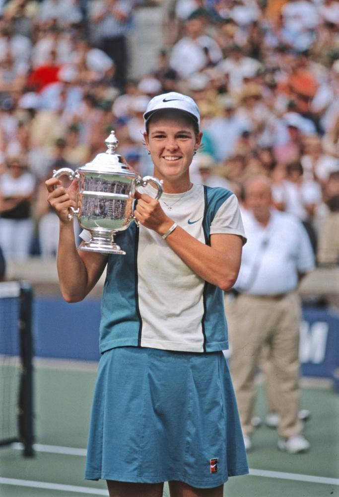 Lindsay Davenport, silver trophy, sunlit outdoor court, SD Phone Wallpaper