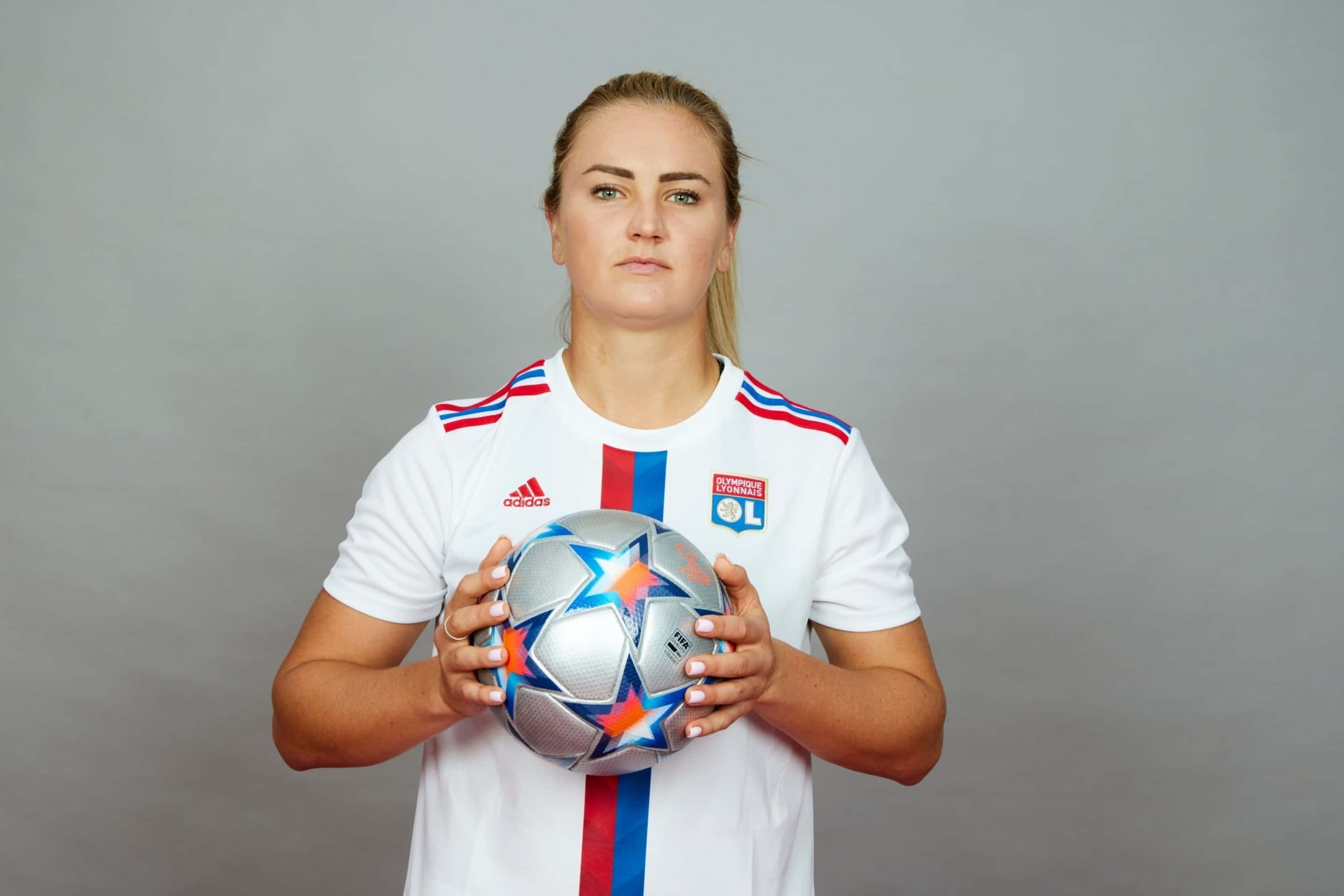 Lindsey Horan, white jersey, star-patterned ball, 2K Desktop Wallpaper