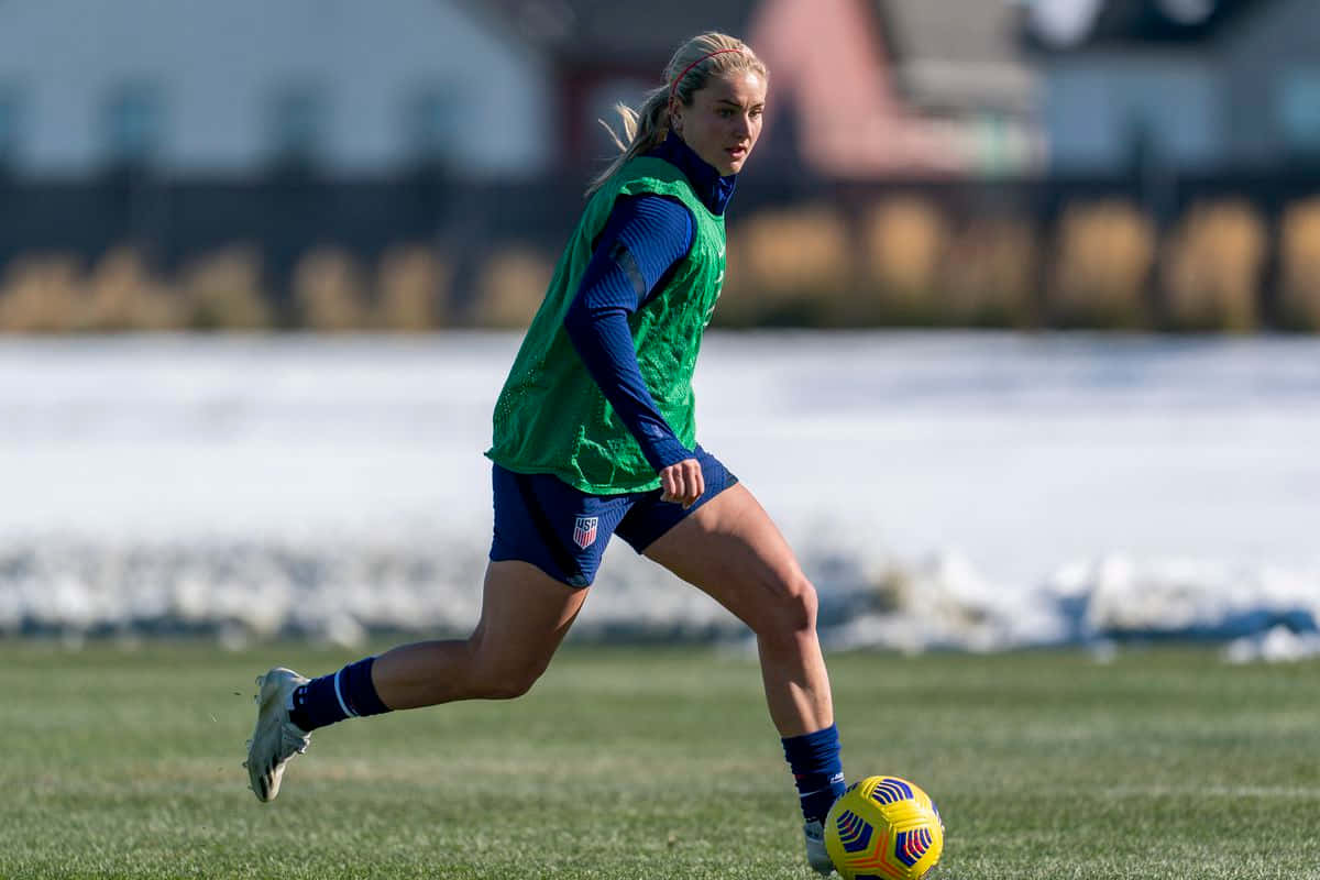 Lindsey Horan, green and blue gear, yellow ball, SD Desktop Wallpaper