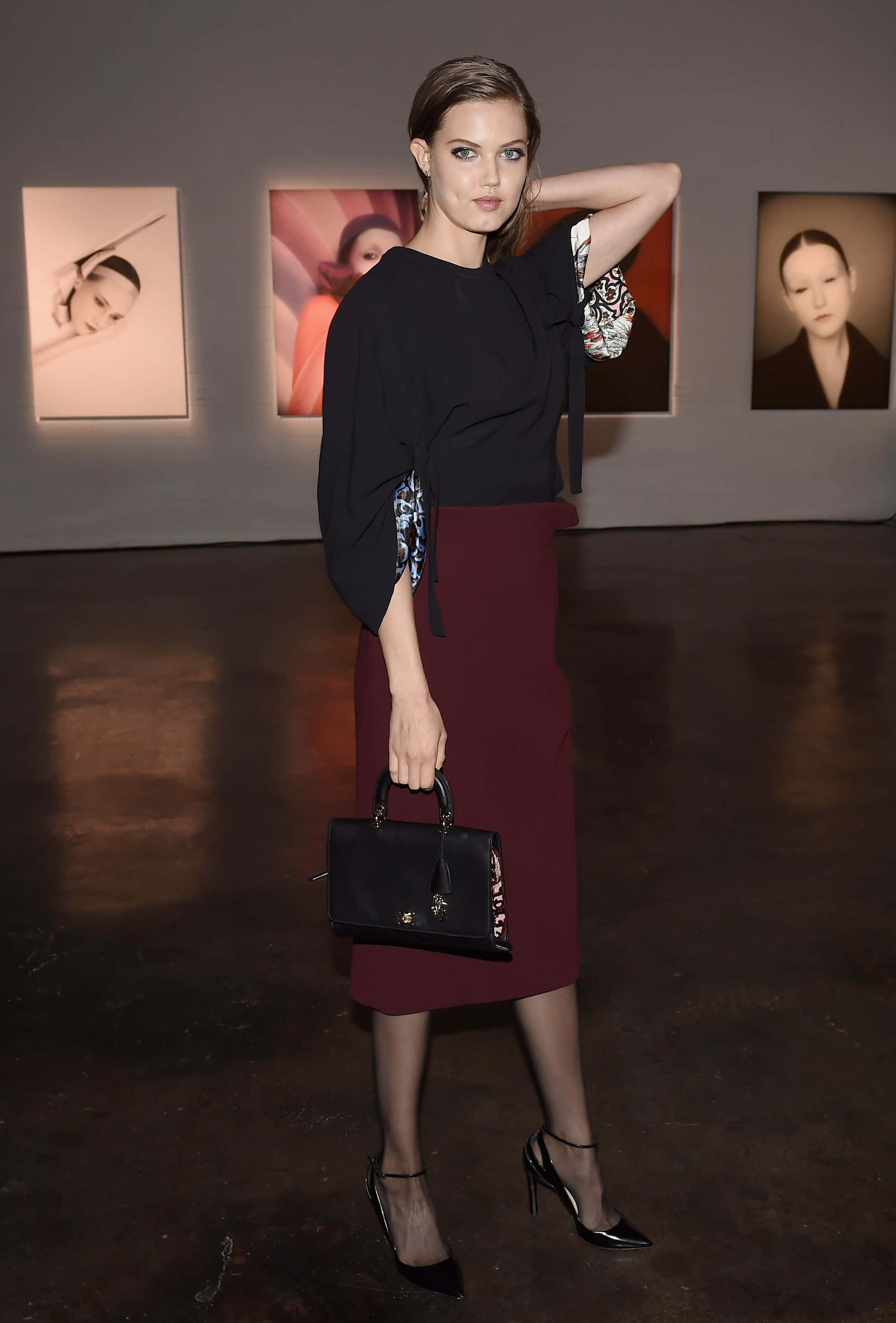 Lindsey Wixson, black blouse, burgundy skirt, 2K Phone Wallpaper