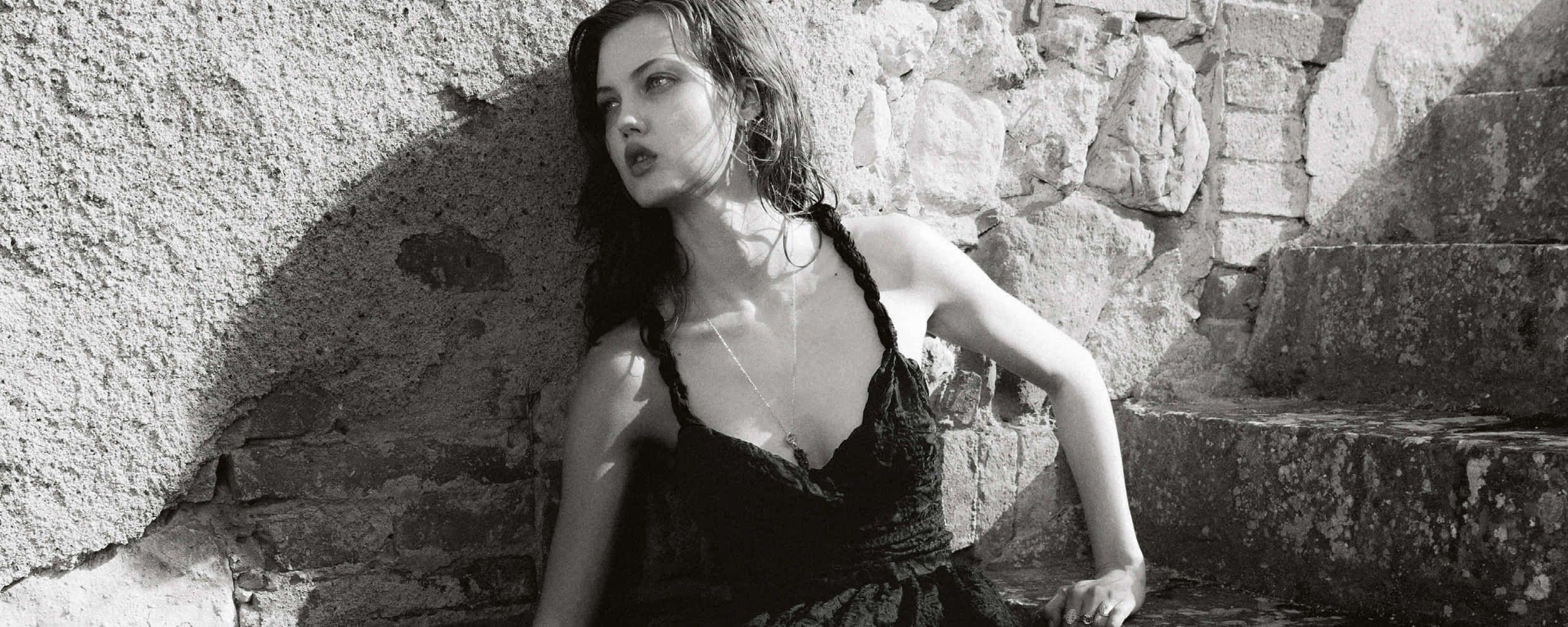 Lindsey Wixson, black and white portrait, sunlit stone wall, Full HD Desktop Wallpaper