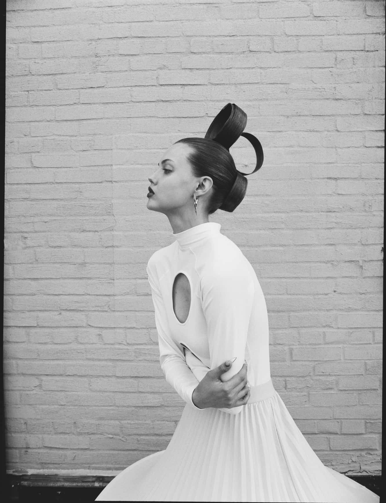 Lindsey Wixson, sculptural white dress, circular cutout, HD Phone Wallpaper