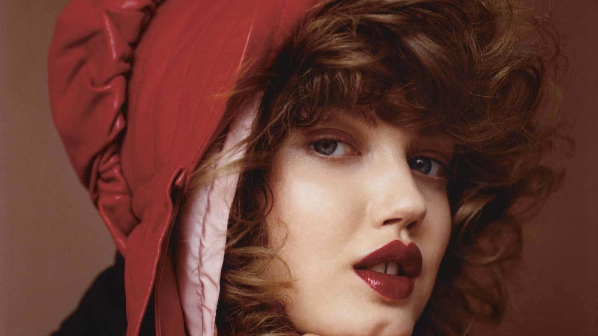 Lindsey Wixson, glossy red hooded garment, muted brown background, Full HD Desktop Wallpaper