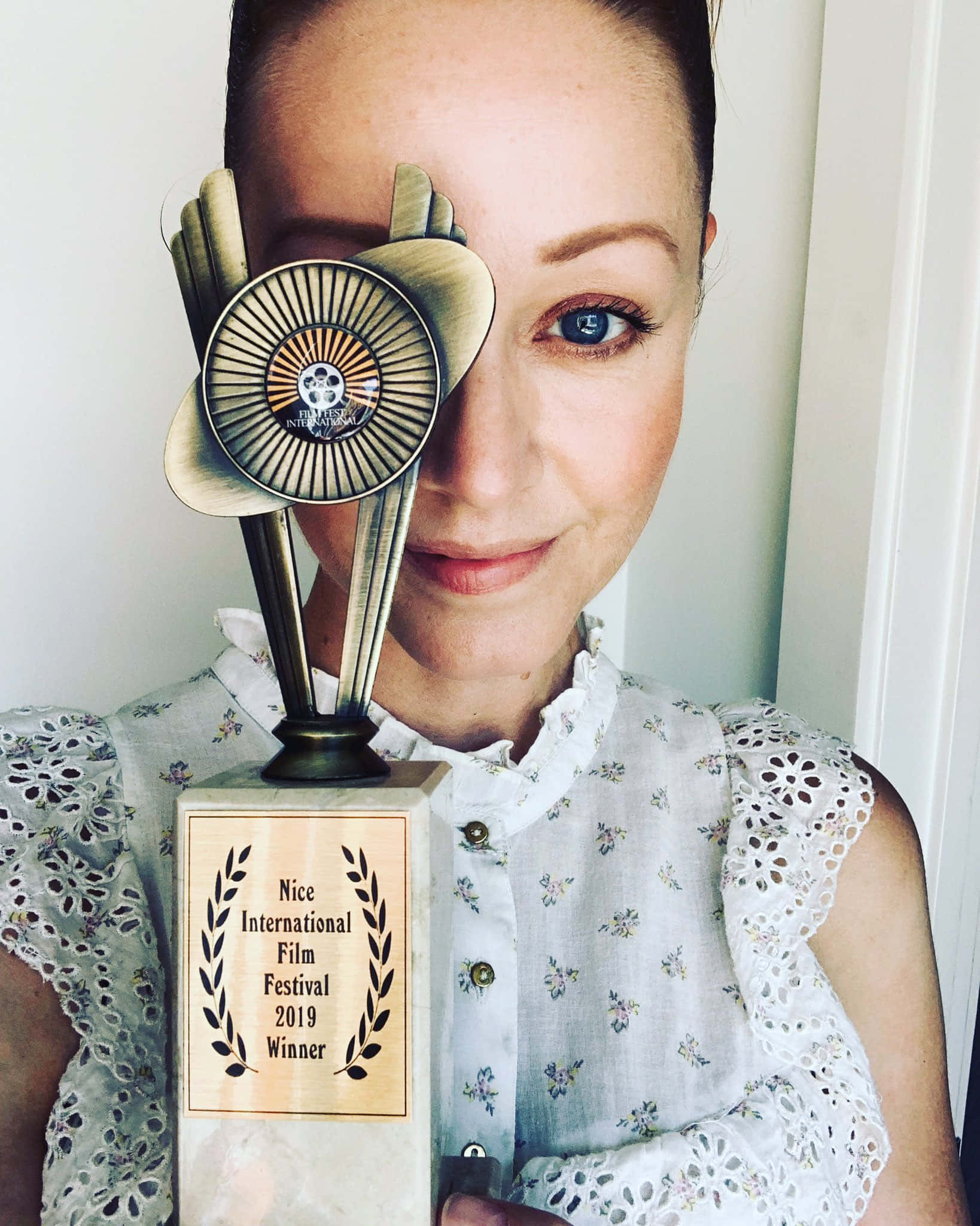 Lindy Booth, award trophy, film festival award, Full HD Phone Wallpaper