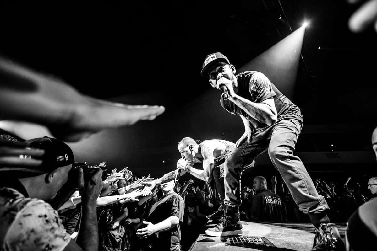 Linkin Park, black and white concert shot, two rappers mid-performance, SD Desktop Wallpaper