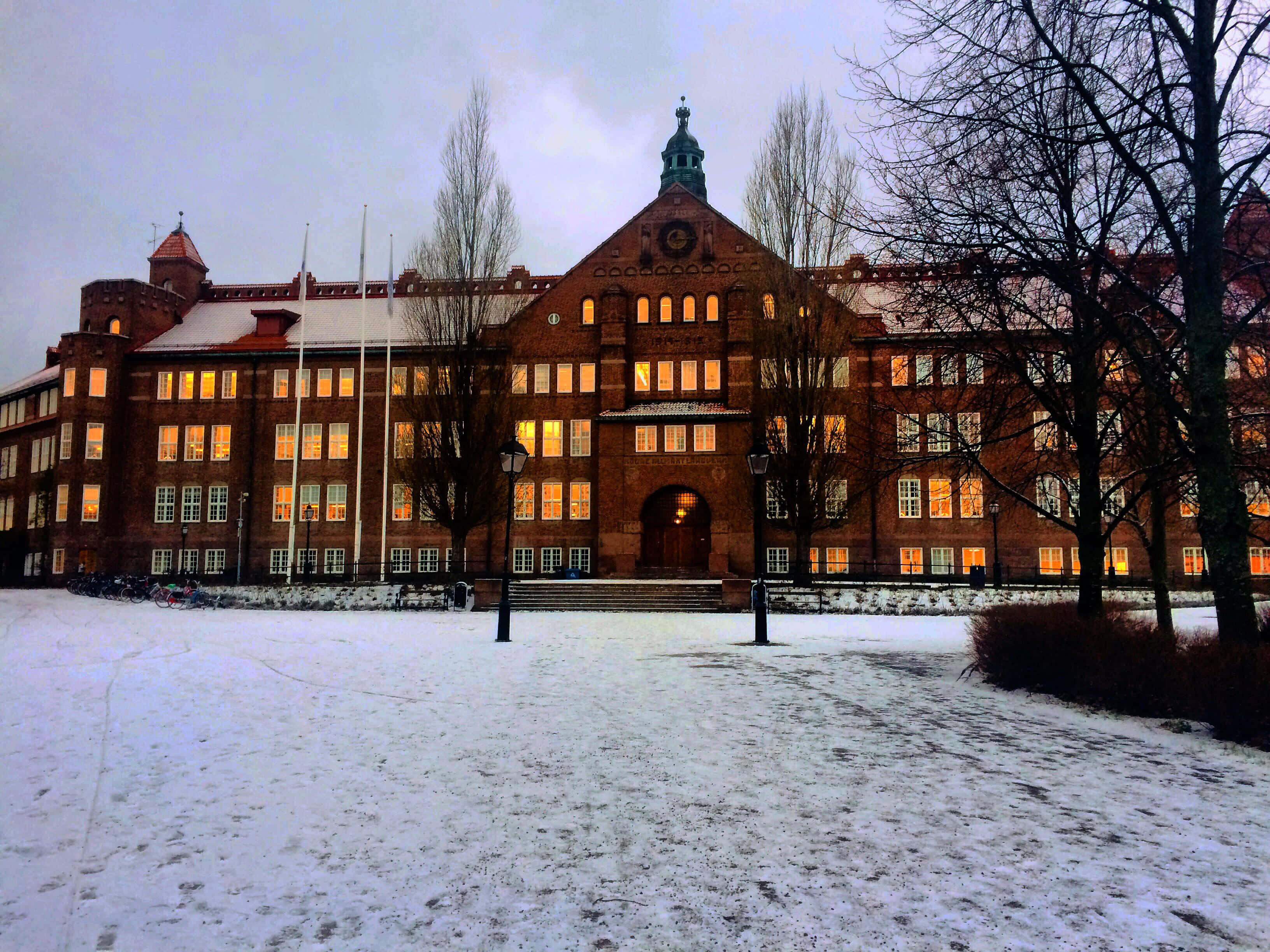 Linköping, historic building, winter evening, 2K Desktop Wallpaper