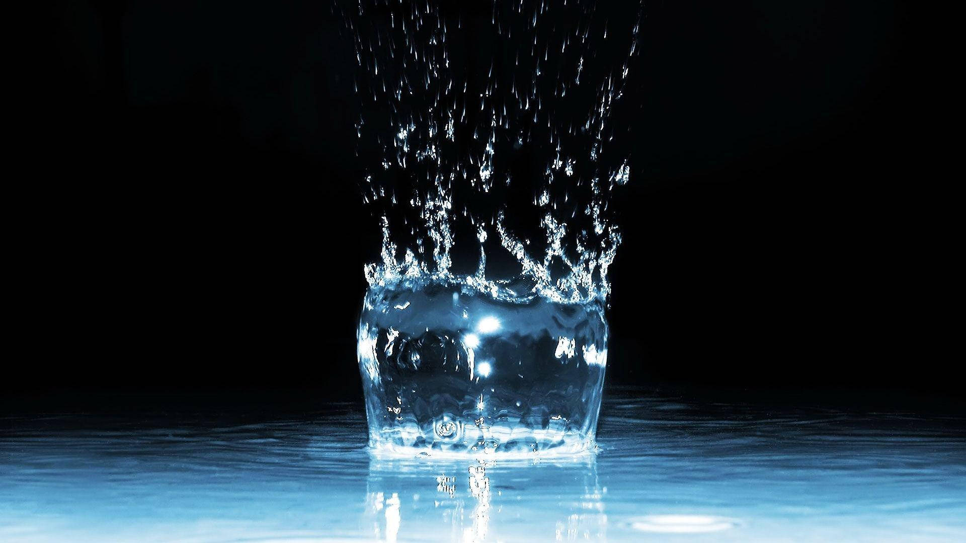 round liquid splash, crystal clear water droplet, slow motion, Full HD Desktop Wallpaper