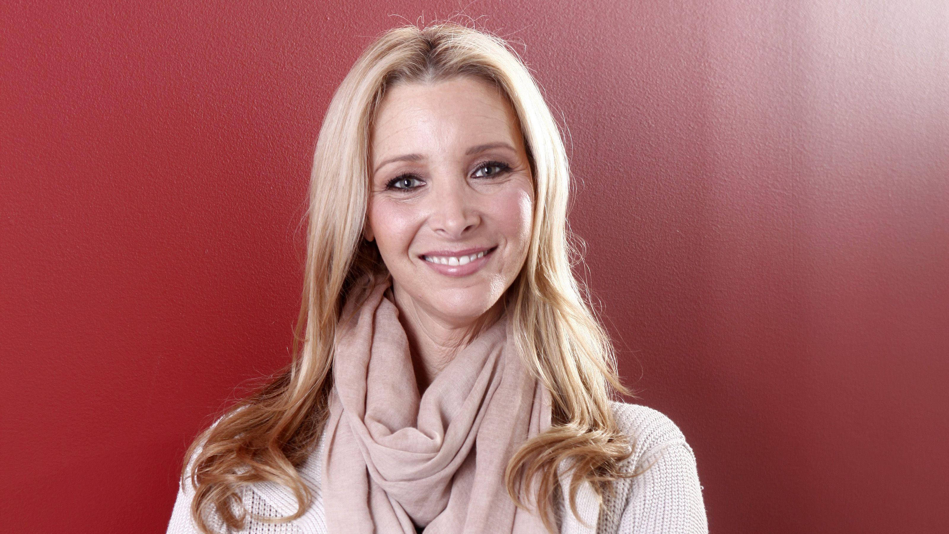 Lisa Kudrow, crimson wall, beige scarf, 2K Desktop Wallpaper
