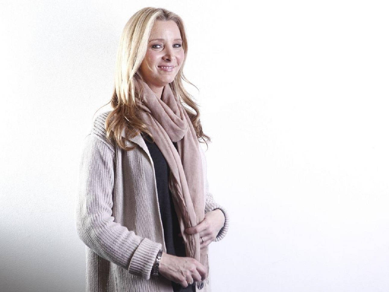 Lisa Kudrow, beige scarf, cardigan, HD Desktop Wallpaper