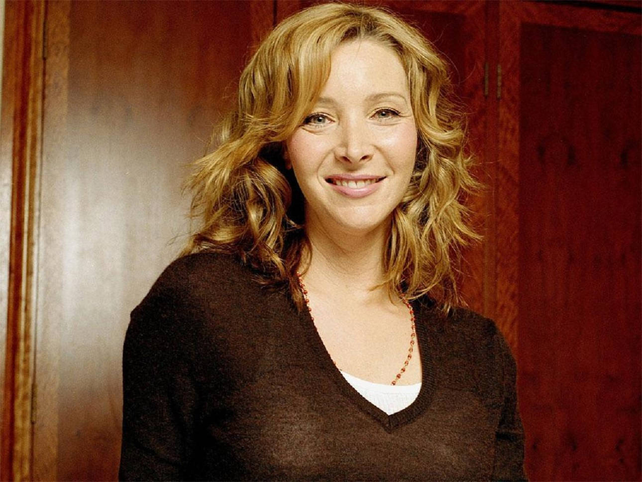 Lisa Kudrow, wooden door, wavy blonde hair, HD Desktop Wallpaper