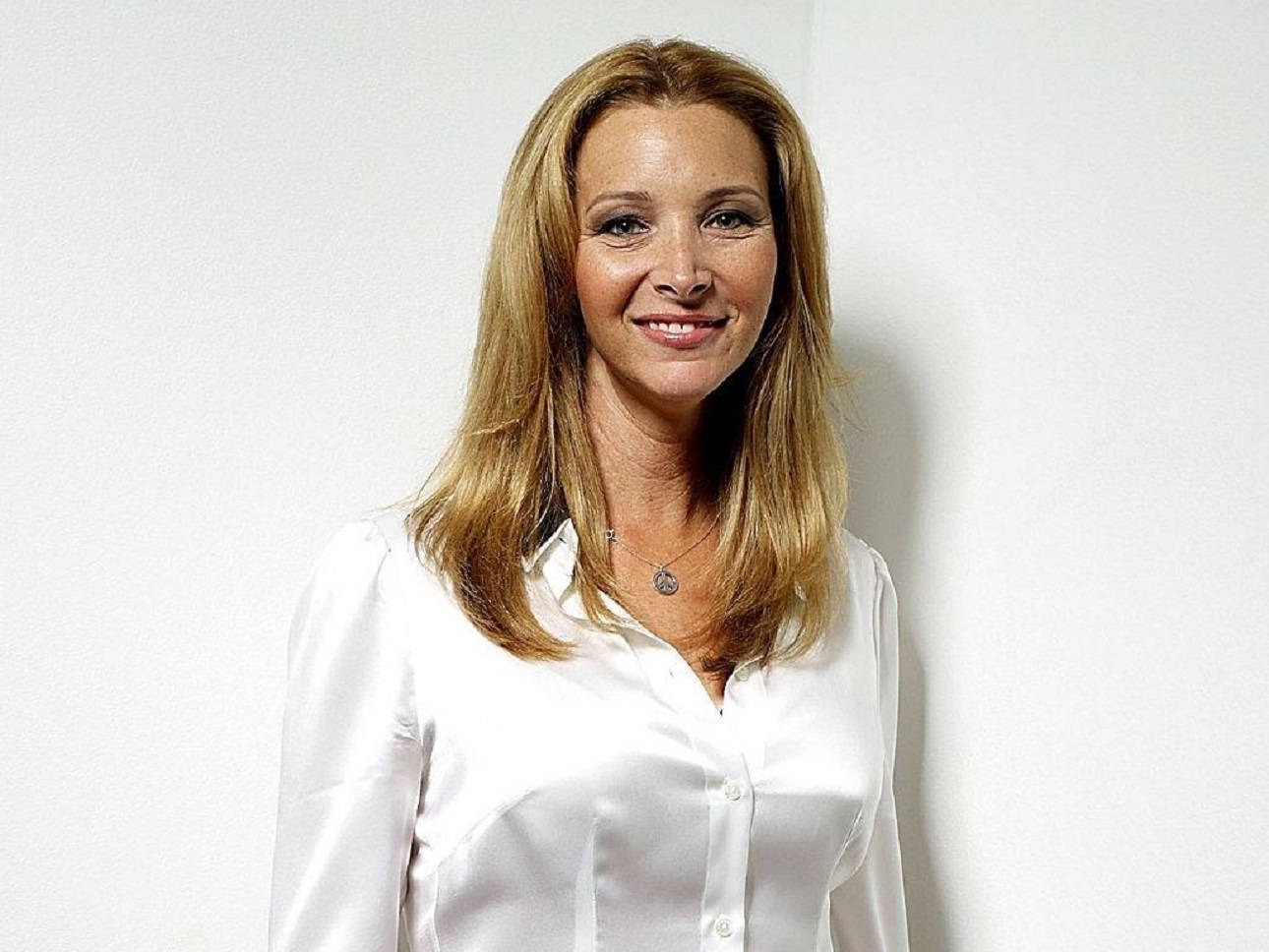 Lisa Kudrow, blonde hair, crisp white blouse, HD Desktop Wallpaper