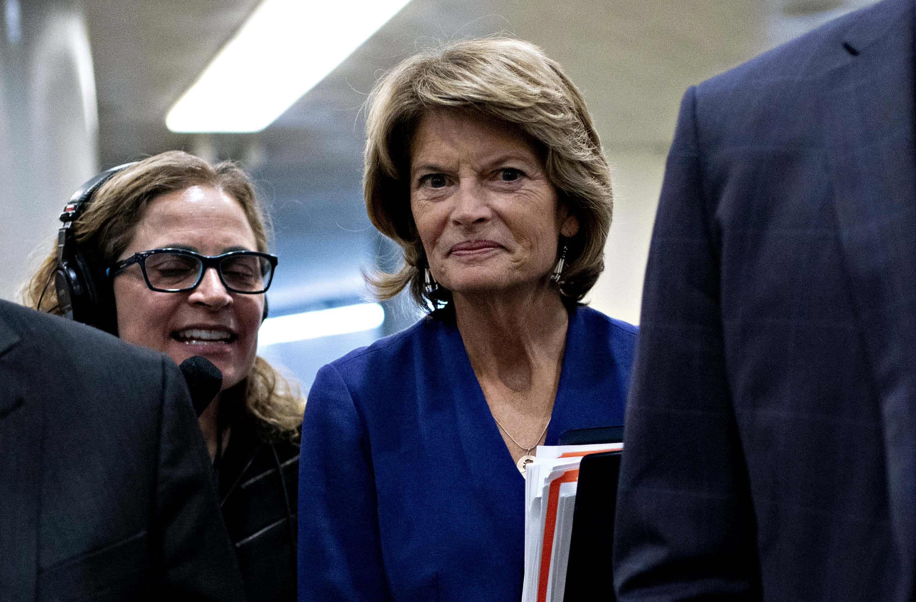 Lisa Murkowski, blue blazer, headphones, 2K Desktop Wallpaper
