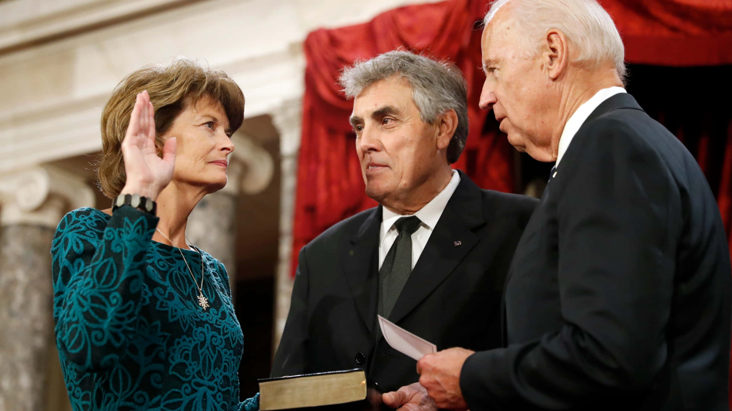 Lisa Murkowski, teal lace dress, Bible, 2K Desktop Wallpaper
