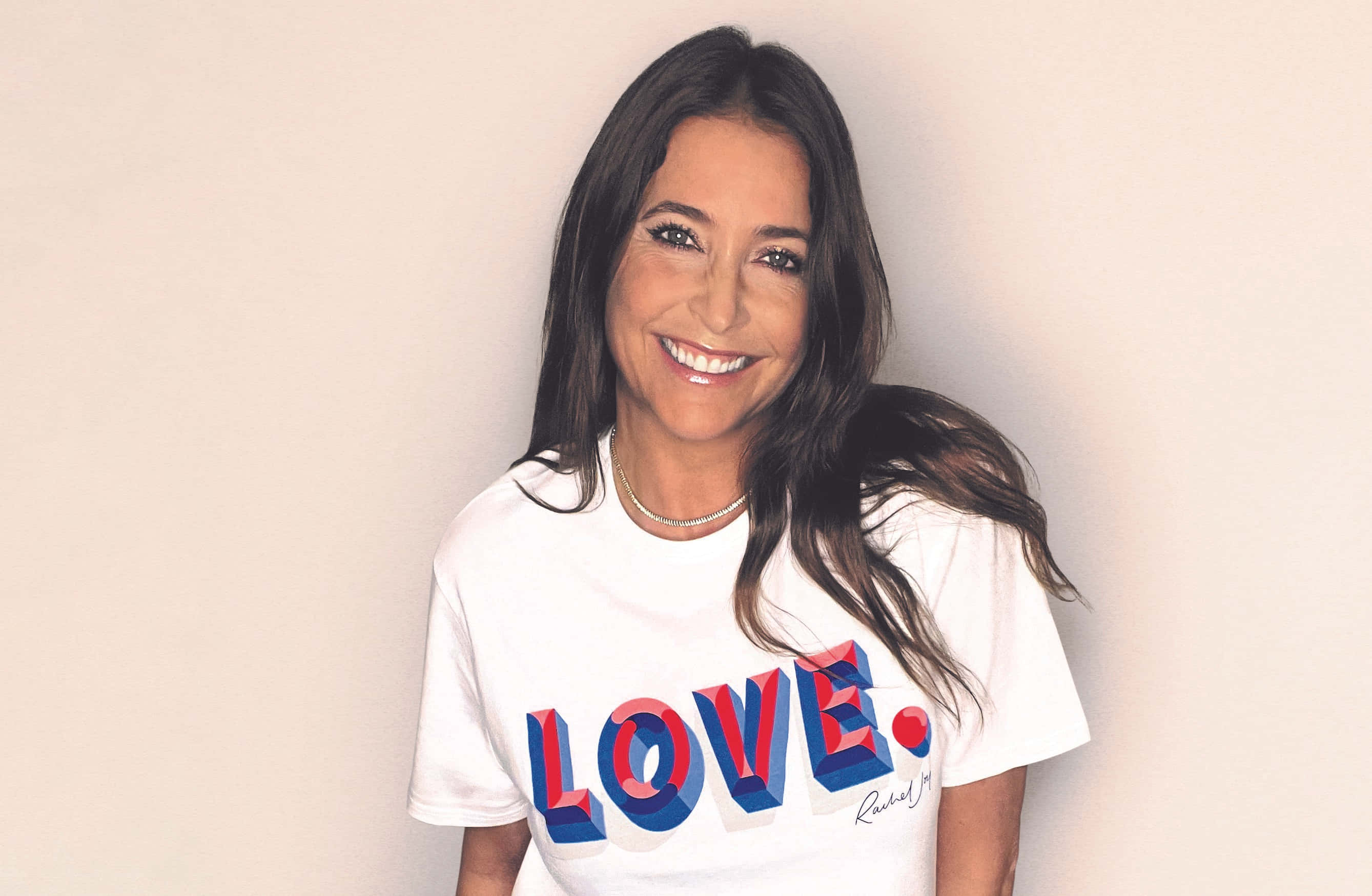 Lisa Snowdon, white t-shirt, bold red and blue 3d love text, 2K Desktop Wallpaper