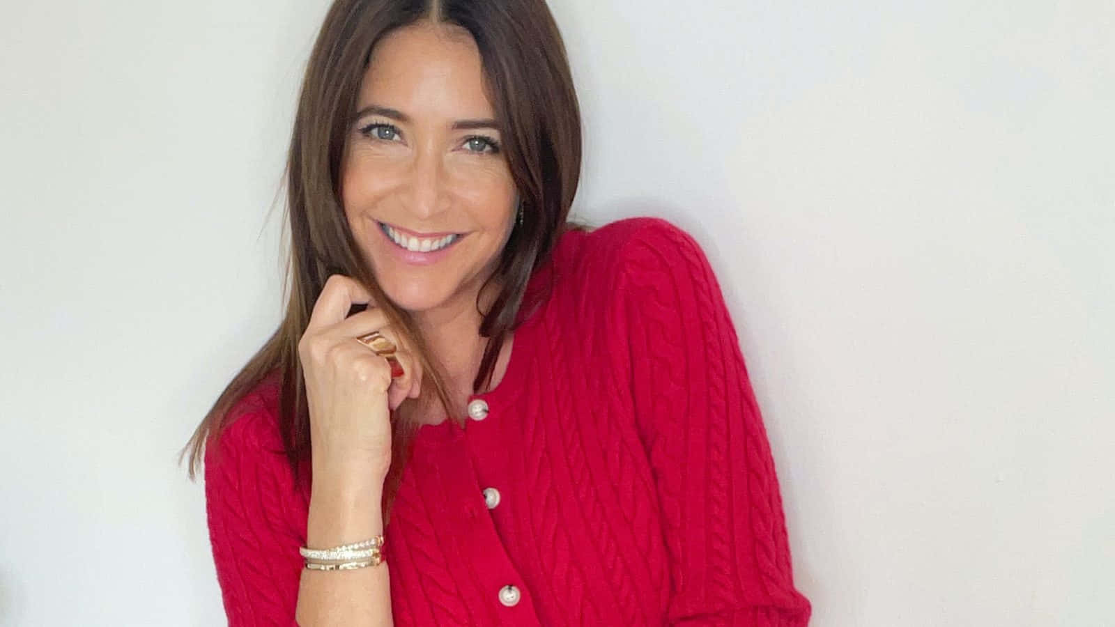 Lisa Snowdon, red cable-knit cardigan, white wall, HD Desktop Wallpaper