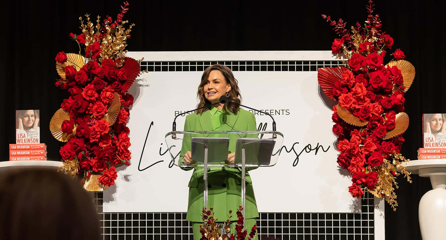 Lisa Wilkinson, podium, lavish red floral arrangements, HD Desktop Wallpaper