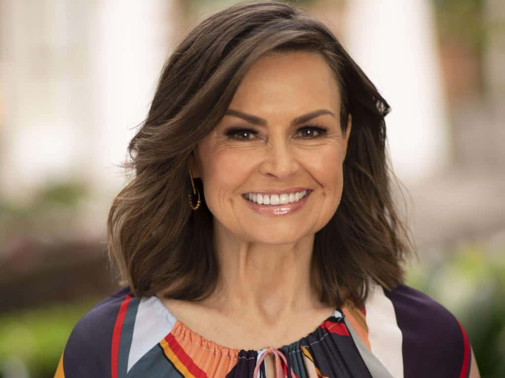 Lisa Wilkinson, wavy brown hair, colorful patterned top, SD Desktop Wallpaper