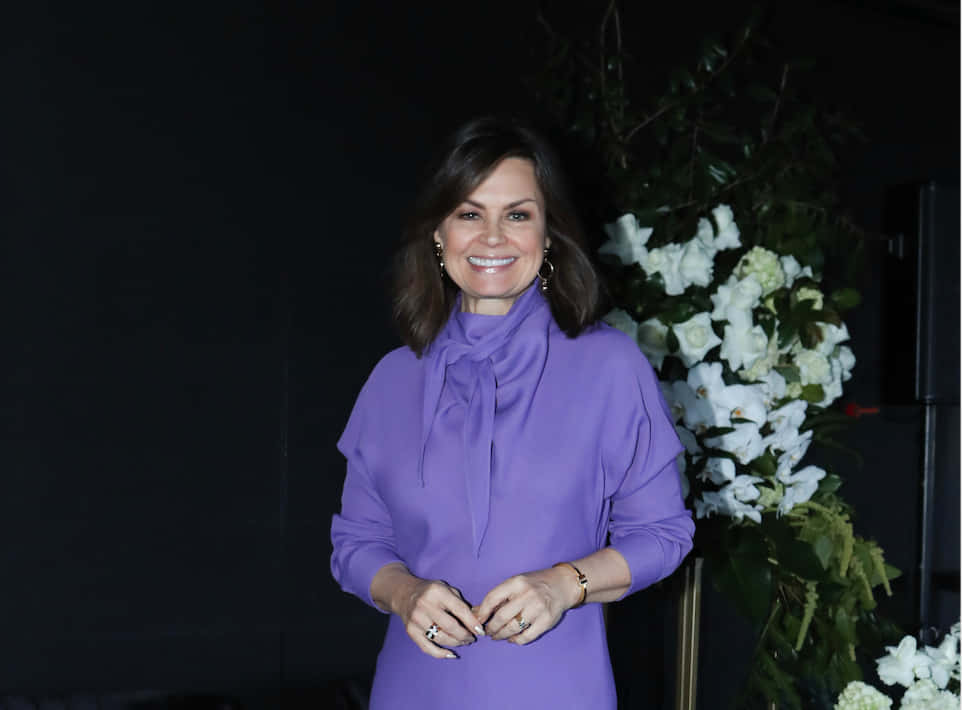 Lisa Wilkinson, vibrant purple blouse, lush white floral arrangement, SD Desktop Wallpaper