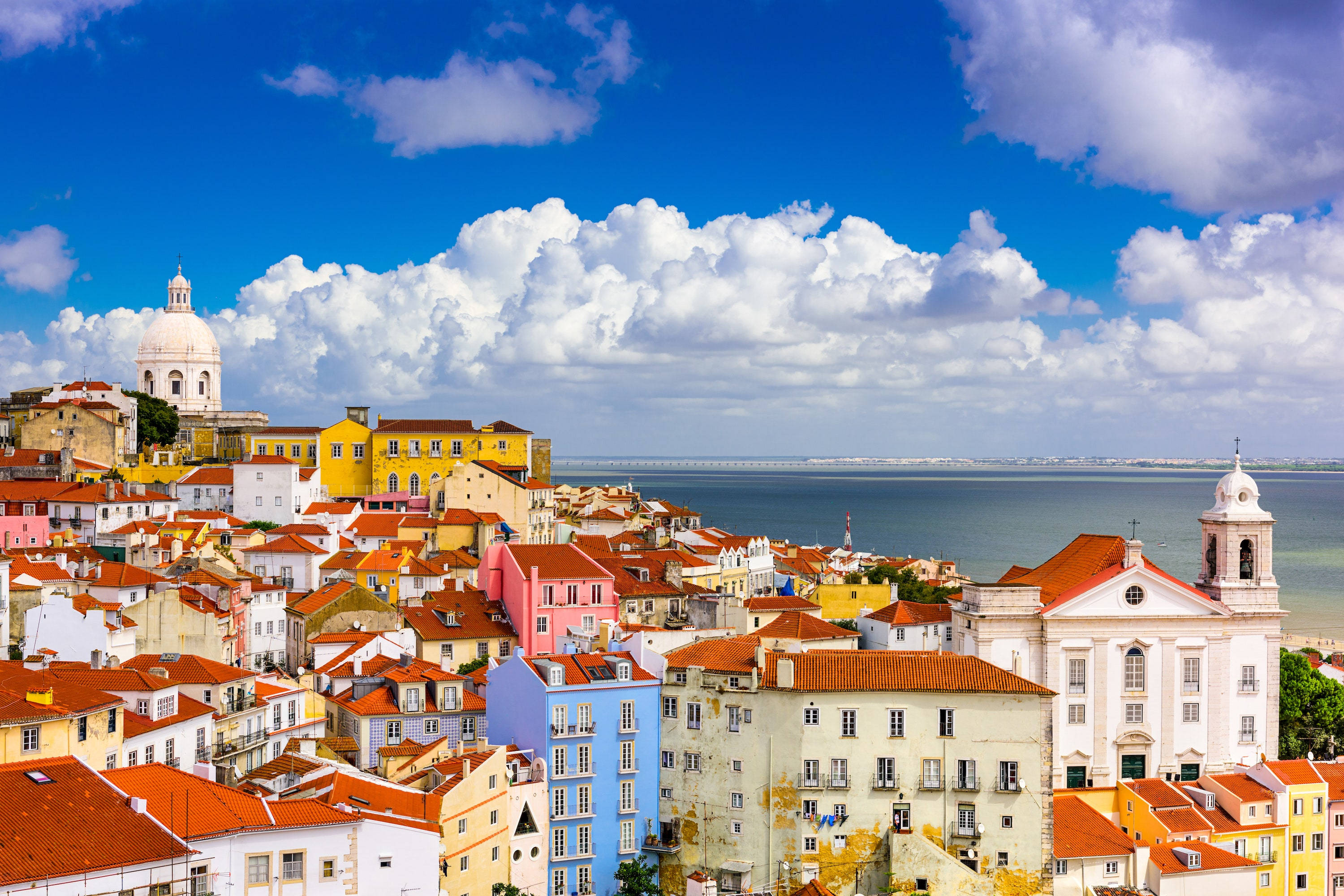 Lisbon, red roofs, hillside, 2K Desktop Wallpaper