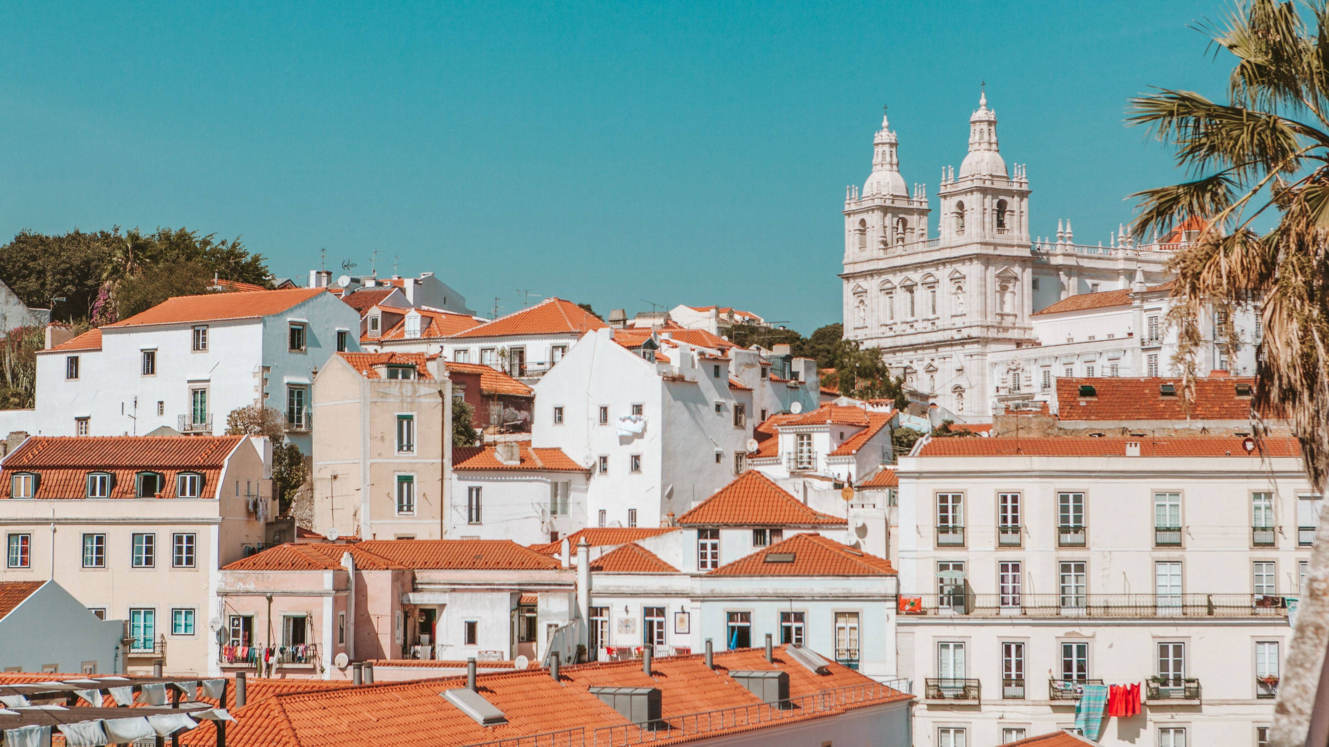 Lisbon, white buildings, terracotta roofs, 2K Desktop Wallpaper