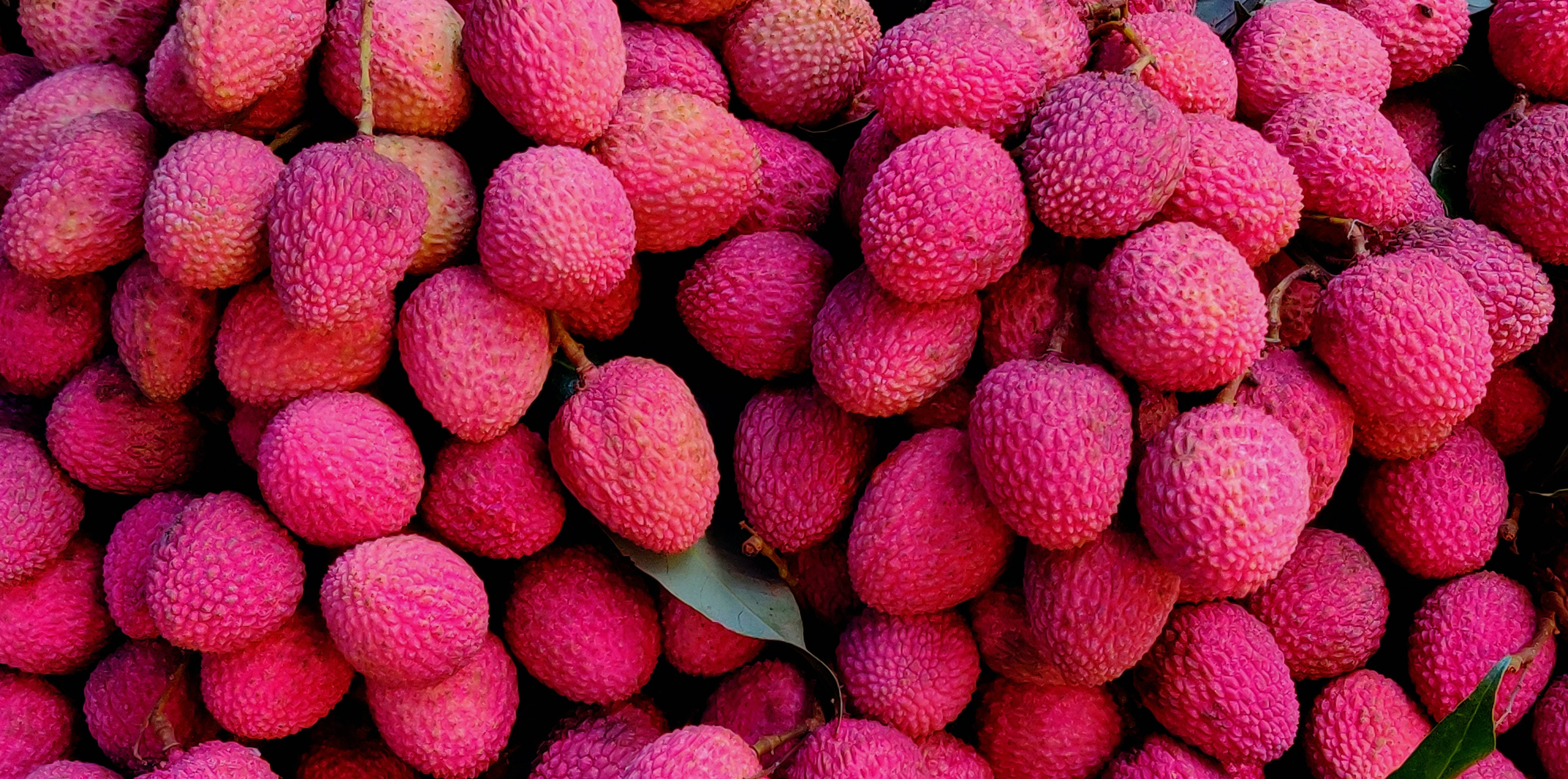 light pink litchis, ripe lychees, textured pink shells, 4K Desktop Wallpaper