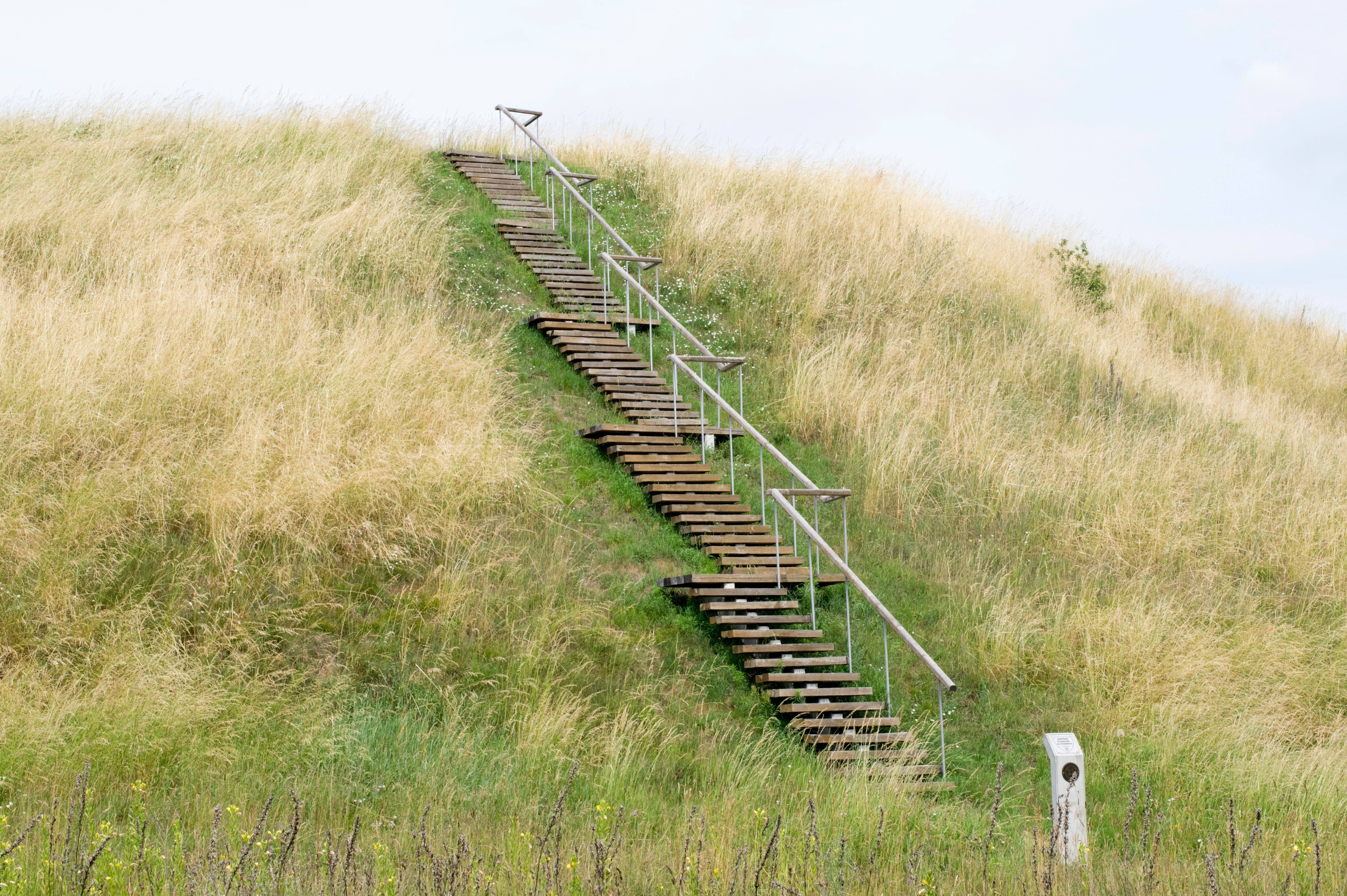 wooden staircase, metal railings, grassy dune, 5K Desktop Wallpaper