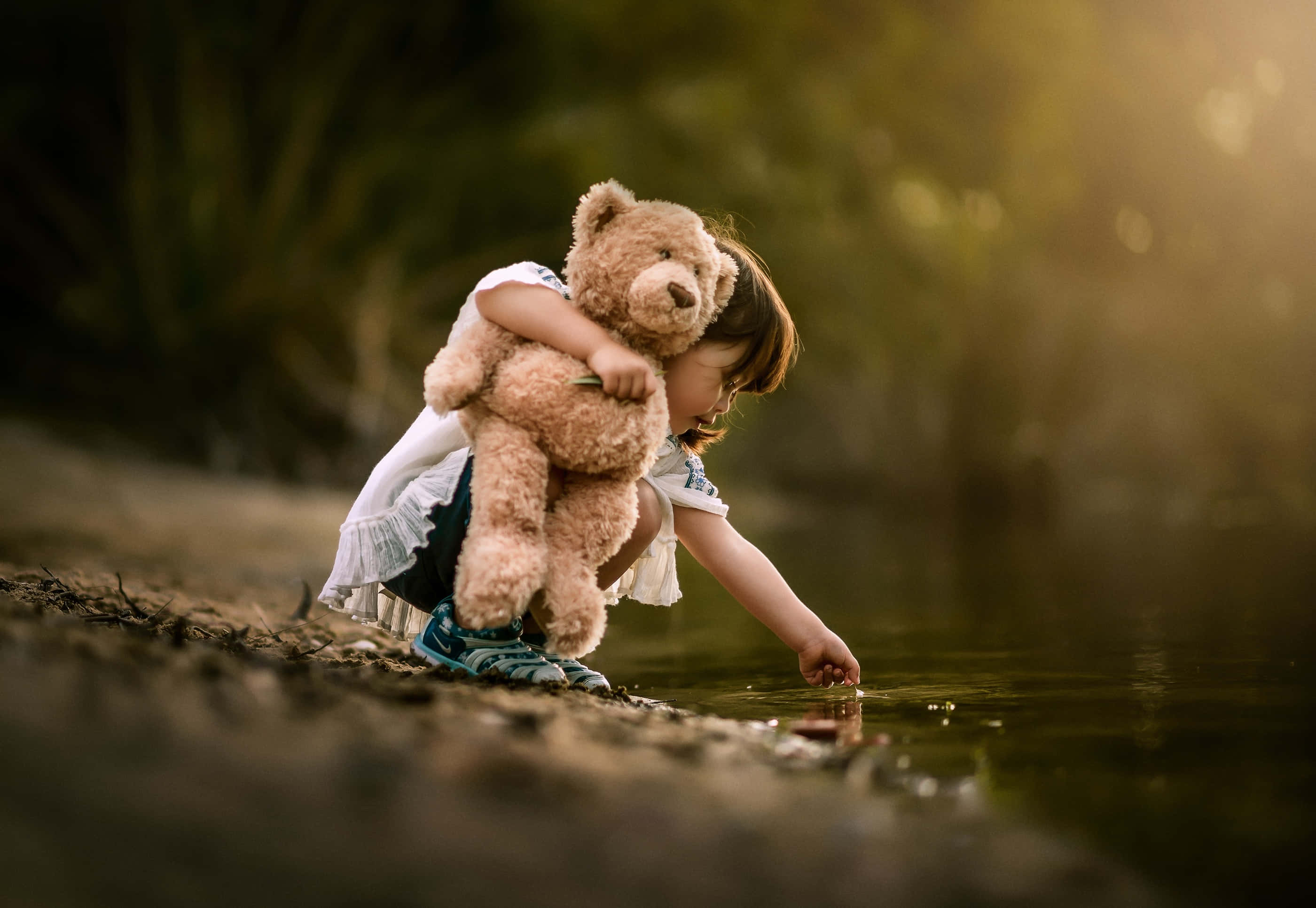 Little Girl, teddy bear, riverbank, 2K Desktop Wallpaper