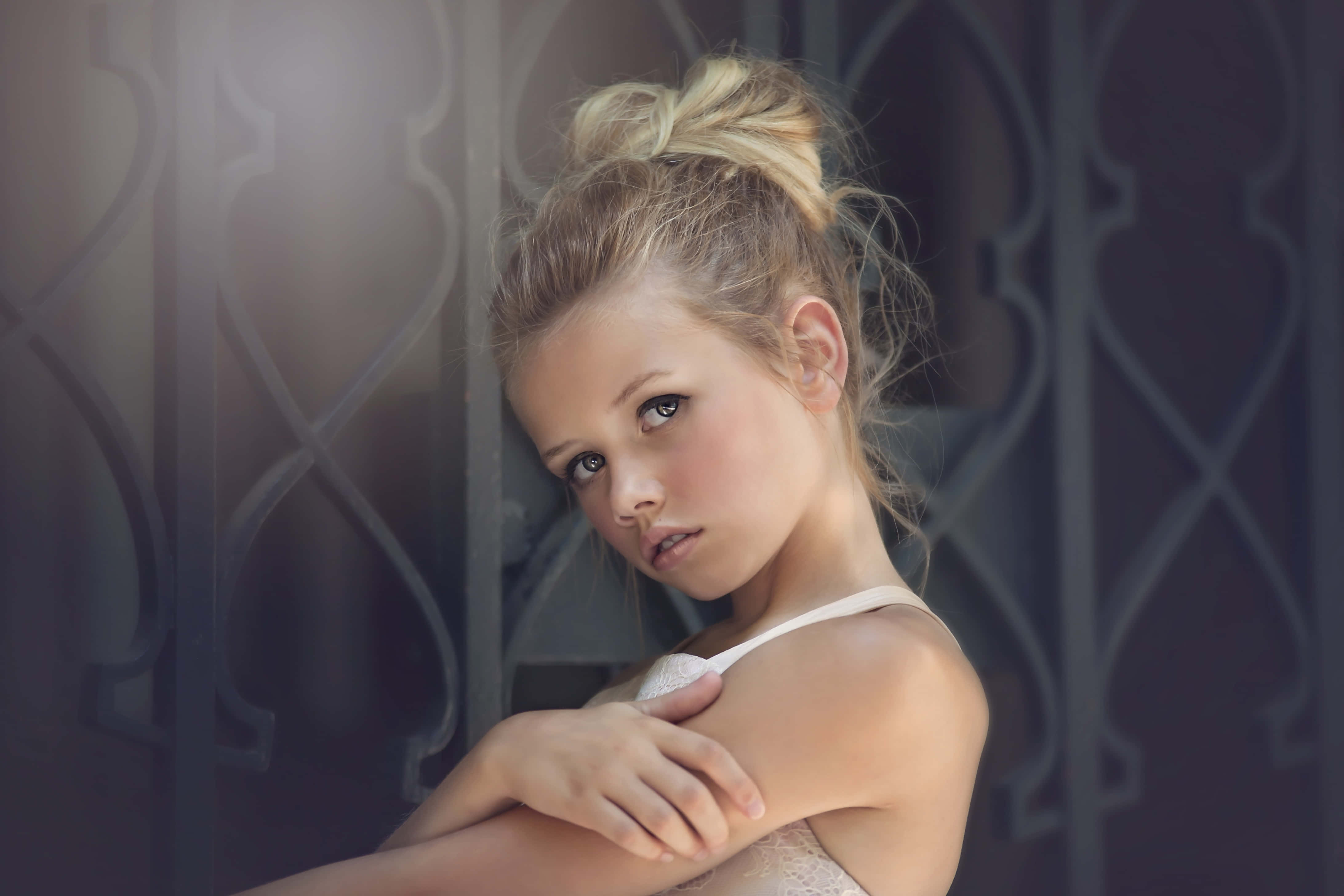 young girl, blonde hair, bun, 4K Desktop Wallpaper