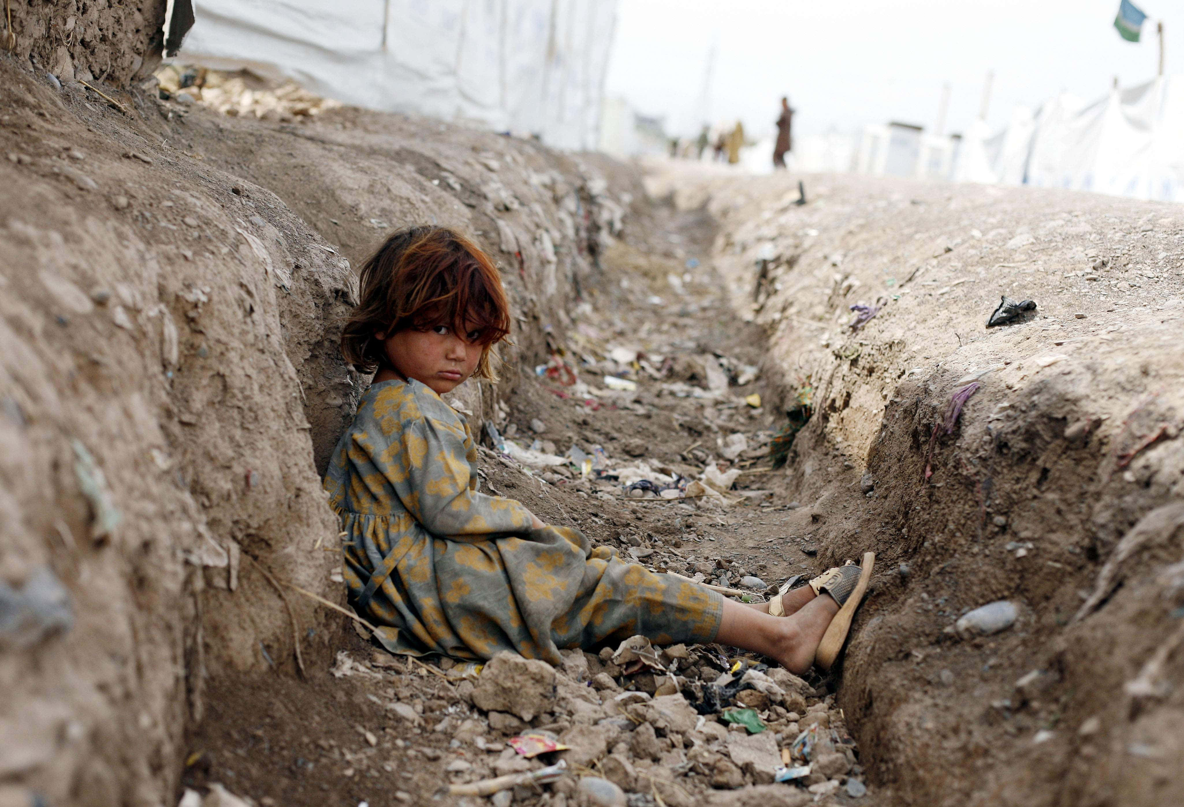 Poor Little Girl, patterned dress, muddy trench, 4K Desktop Wallpaper
