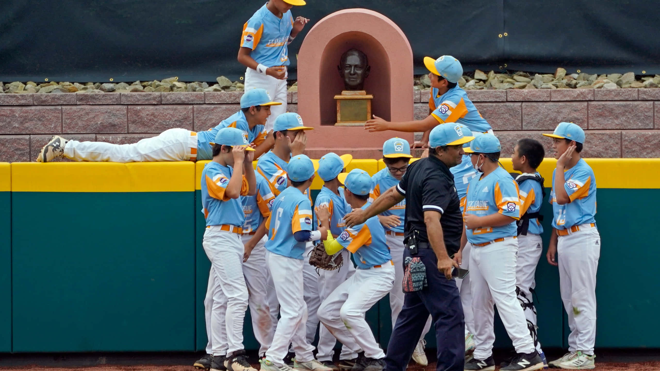 Little League Baseball, blue and orange uniforms, dugout wall, 2K Desktop Wallpaper