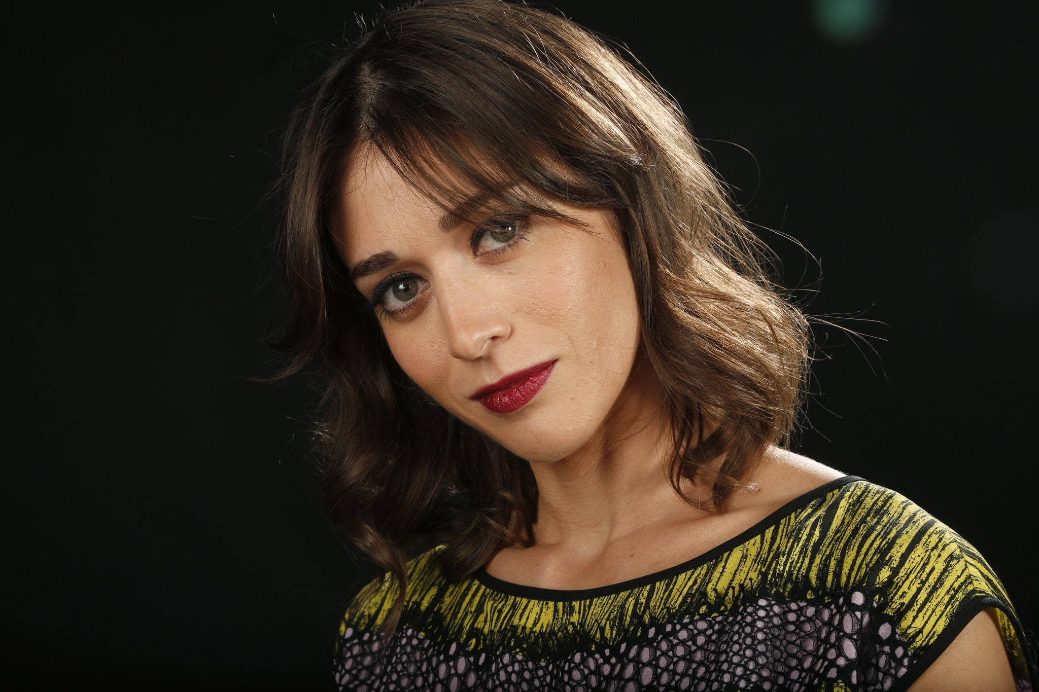 Lizzy Caplan, wavy brown hair, bold red lipstick, Full HD Desktop Wallpaper