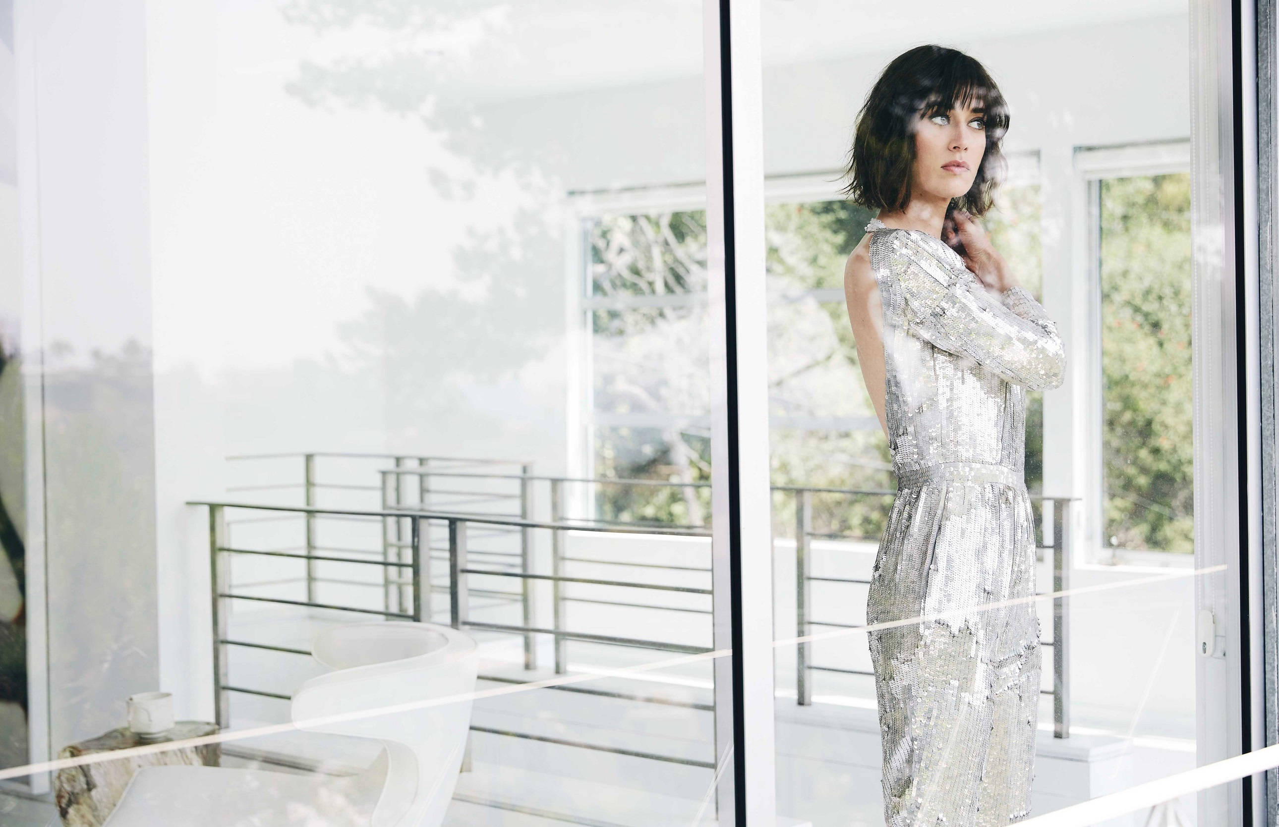 Lizzy Caplan, shimmering silver sequined dress, glass door, 2K Desktop Wallpaper