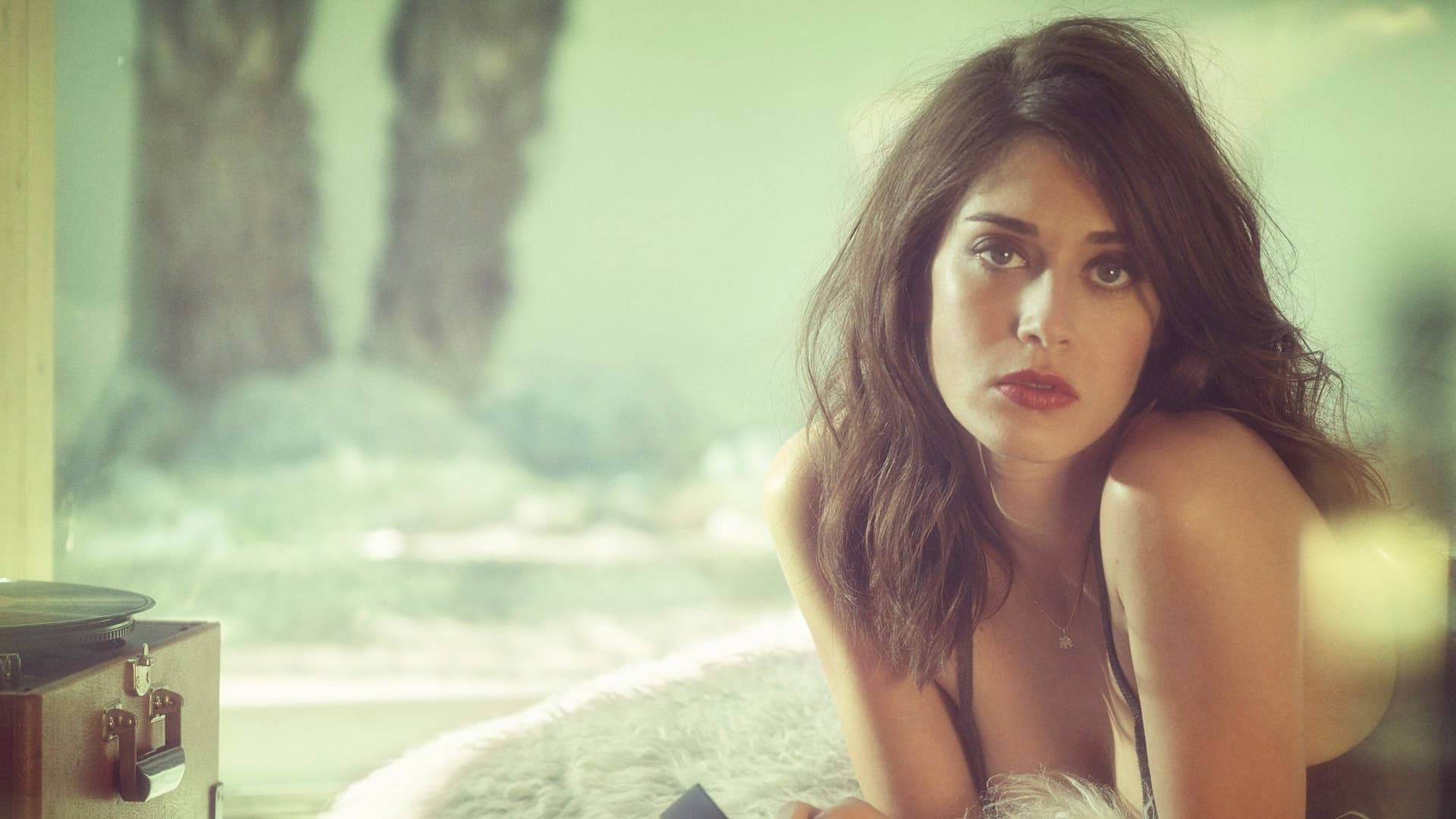Lizzy Caplan, tousled brown hair, sunlit room, Full HD Desktop Wallpaper
