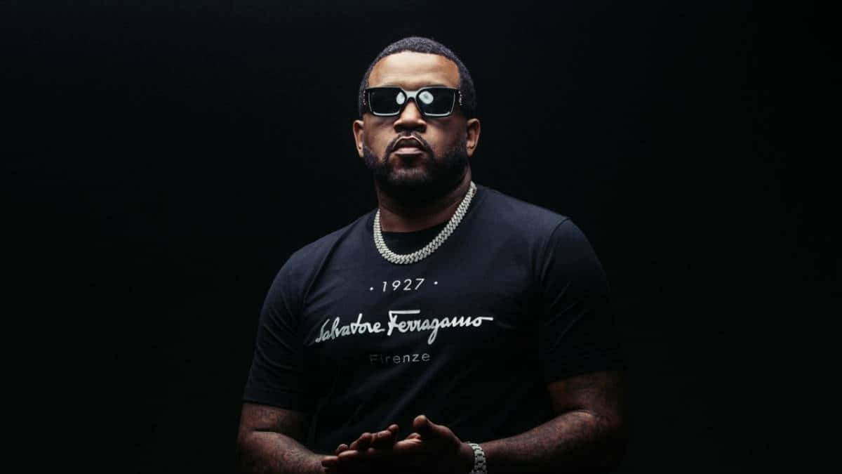 Lloyd Banks, black Salvatore Ferragamo t-shirt, thick chain, SD Desktop Wallpaper