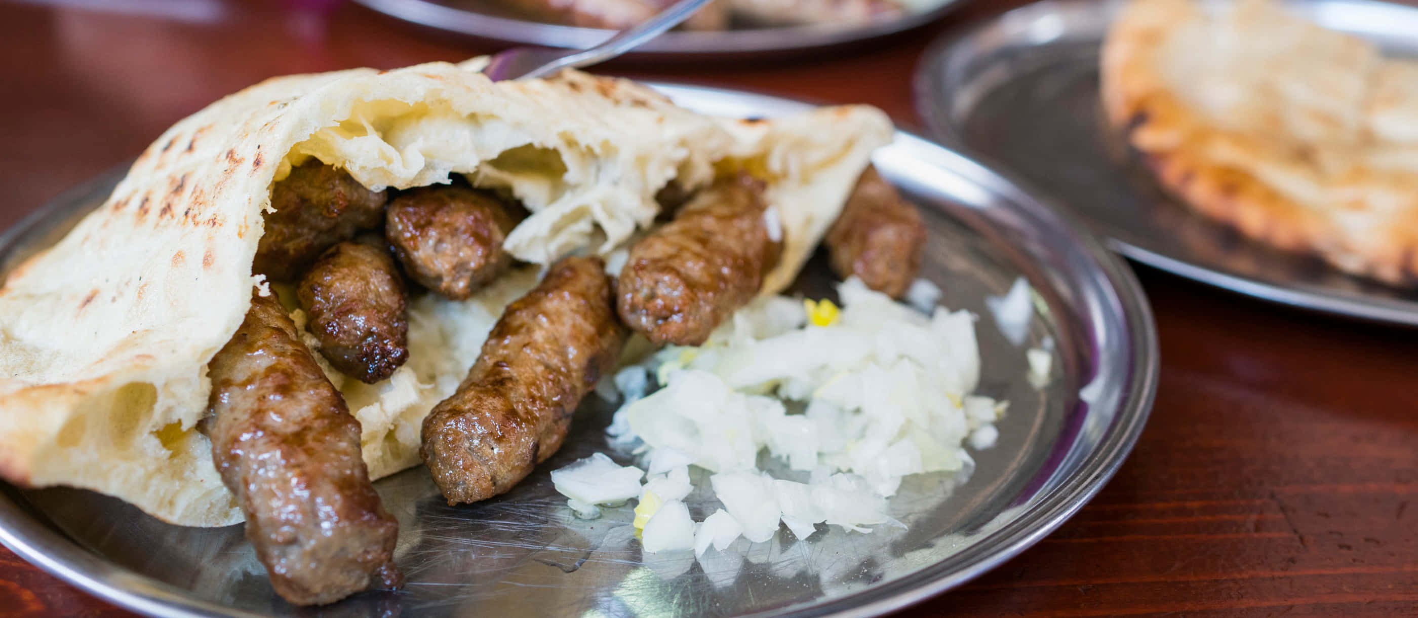 pita bread, cevapi, onions, 2K Desktop Wallpaper