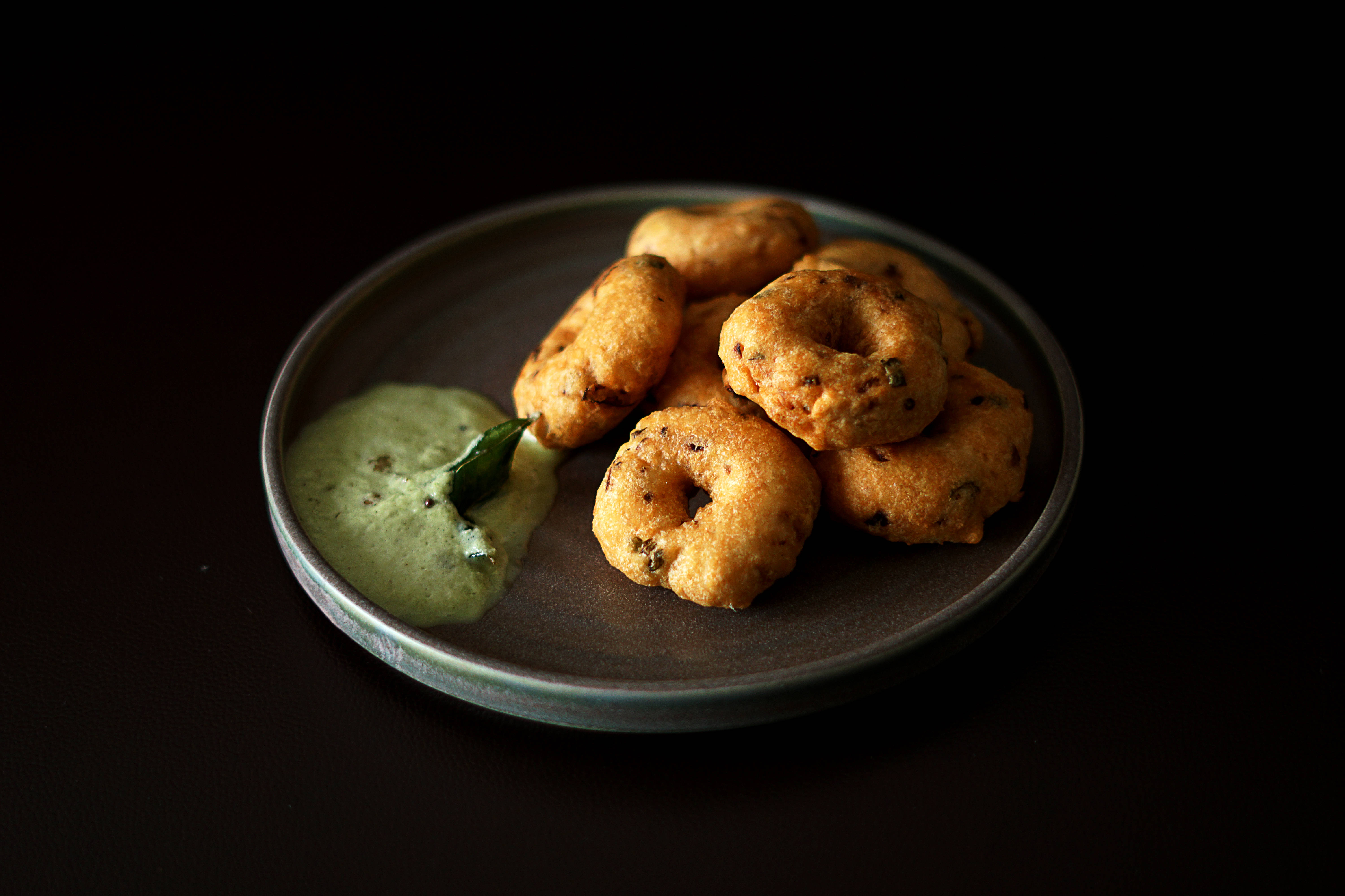 soft fritters, golden-brown fried dough balls, green chutney, 5K Desktop Wallpaper