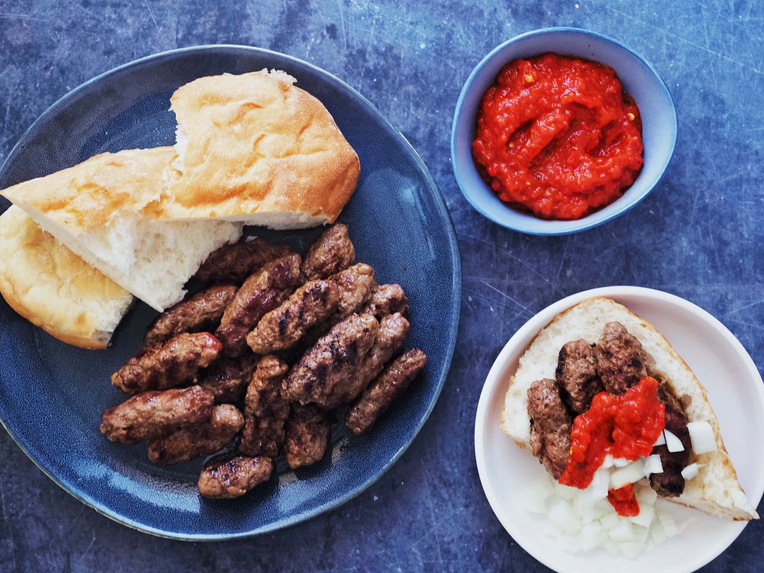 Cevapi, pita bread, vibrant red sauce, 2K Desktop Wallpaper