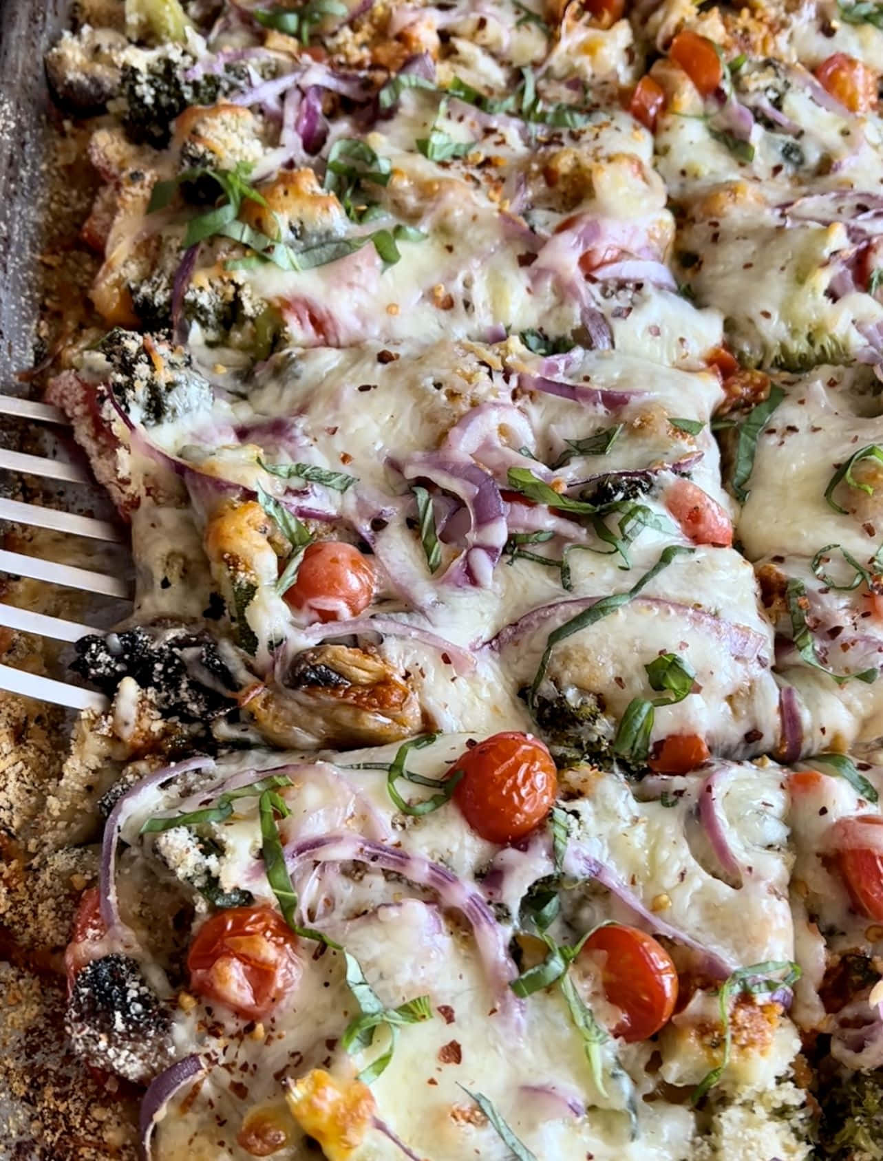 cheesy vegetable pizza, cherry tomatoes, red onions, HD Phone Wallpaper