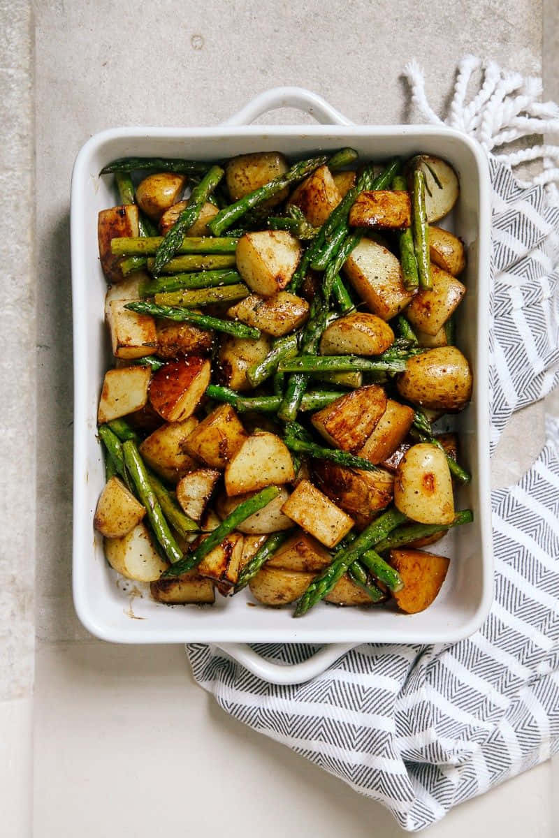 white ceramic baking dish, roasted potatoes, asparagus, SD Phone Wallpaper
