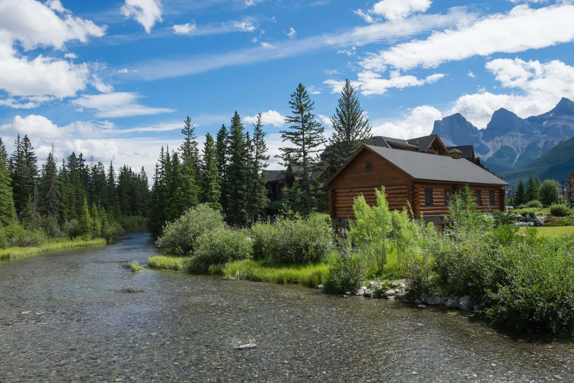 mountain river log cabin, clear river, pine trees, Full HD Desktop Wallpaper