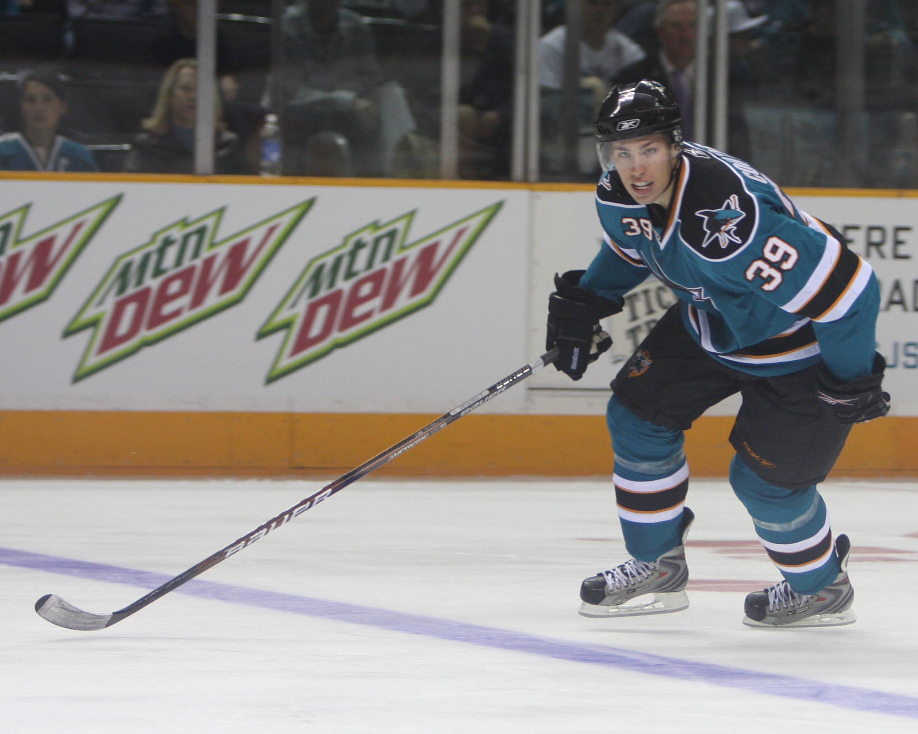 Logan Couture, teal and black uniform, ice, 2K Desktop Wallpaper