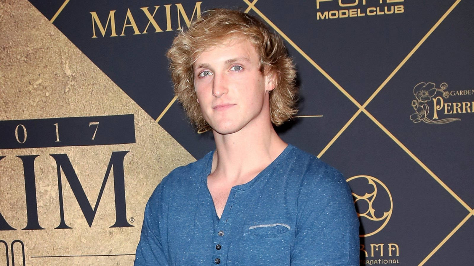 Logan Paul, blue henley shirt, branded event backdrop, HD Desktop Wallpaper