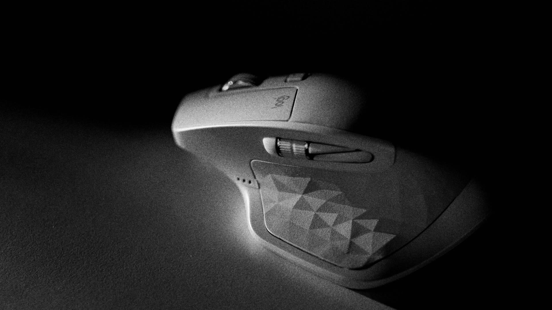 Logitech, ergonomic computer mouse, dramatic low light, Full HD Desktop Wallpaper