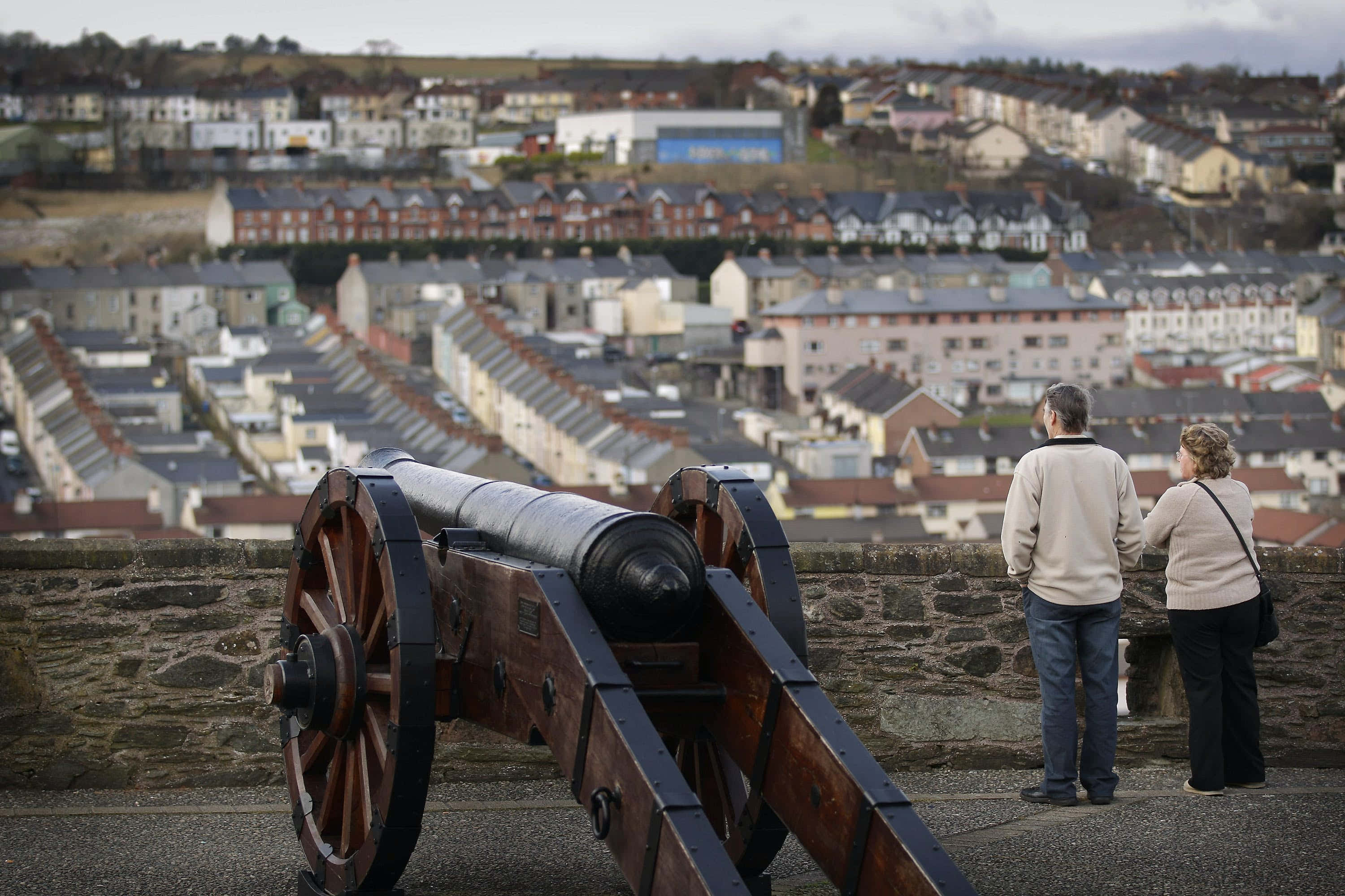 Londonderry, historic cannon, terraced houses, 2K Desktop Wallpaper
