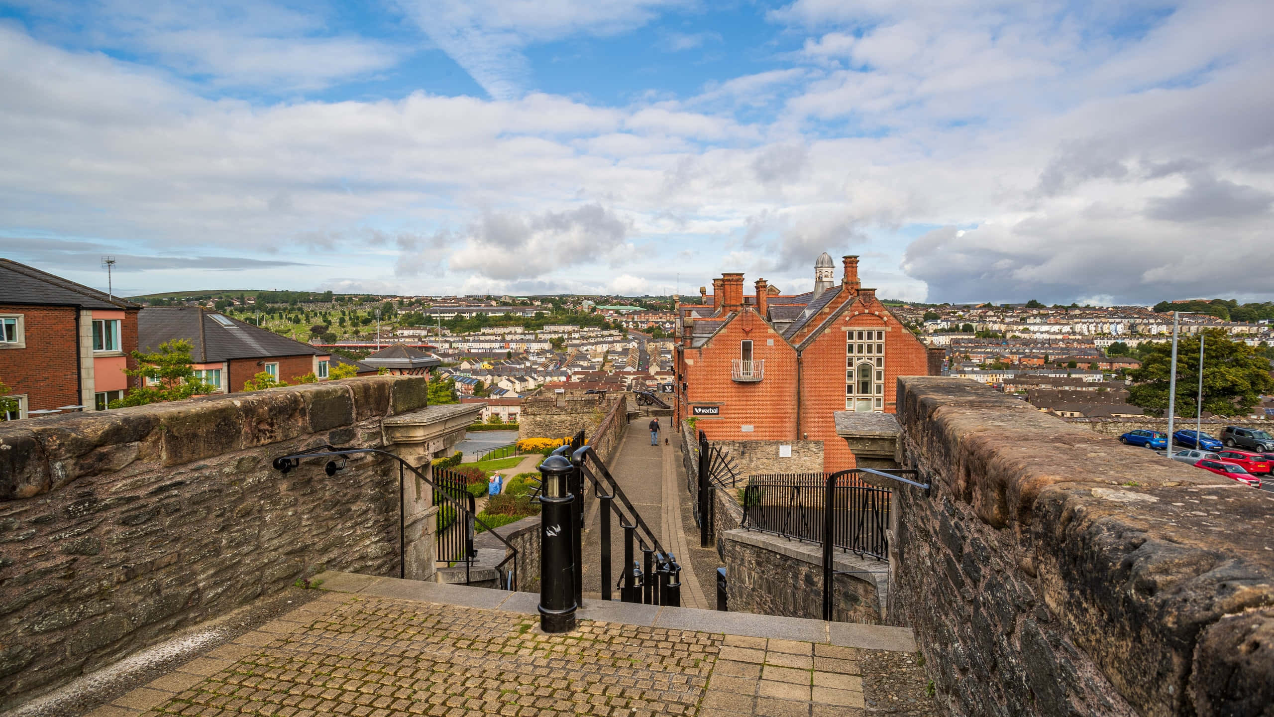 Londonderry, cobblestone staircase, ancient stone walls, 2K Desktop Wallpaper
