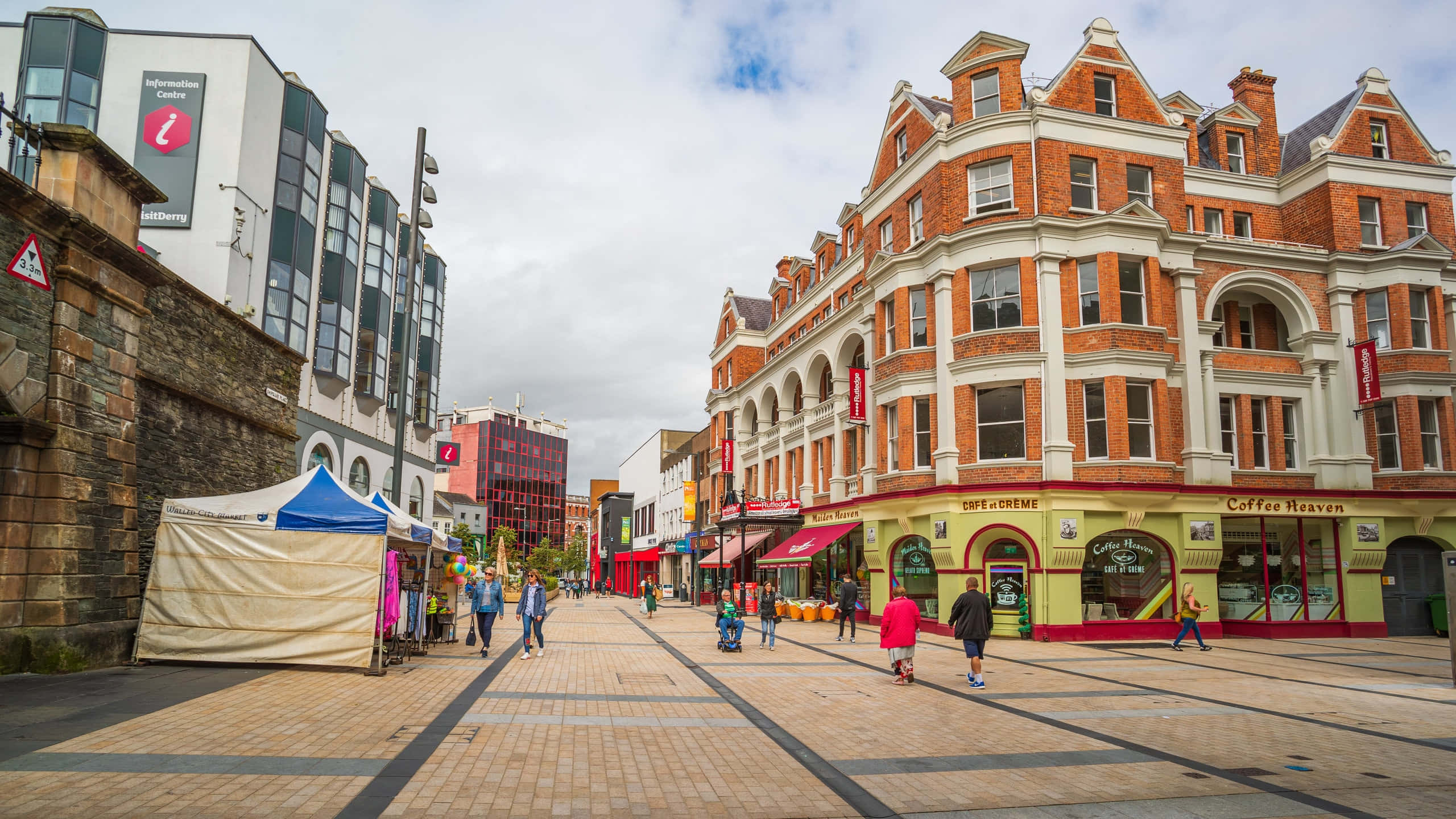 Londonderry, cityscape, pedestrian area, 2K Desktop Wallpaper