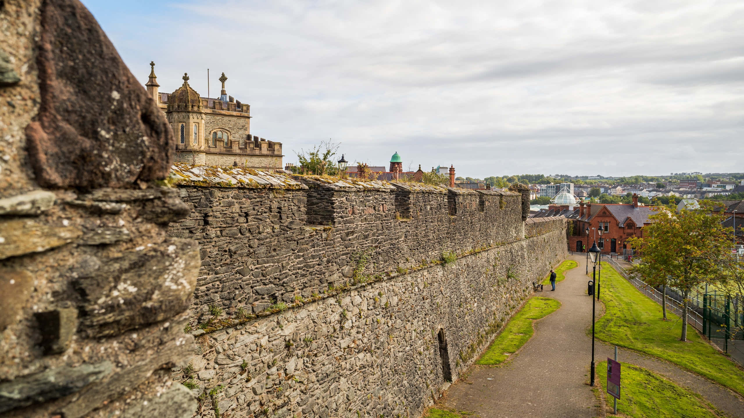 Londonderry, historic walls, stunning sunset, 2K Desktop Wallpaper
