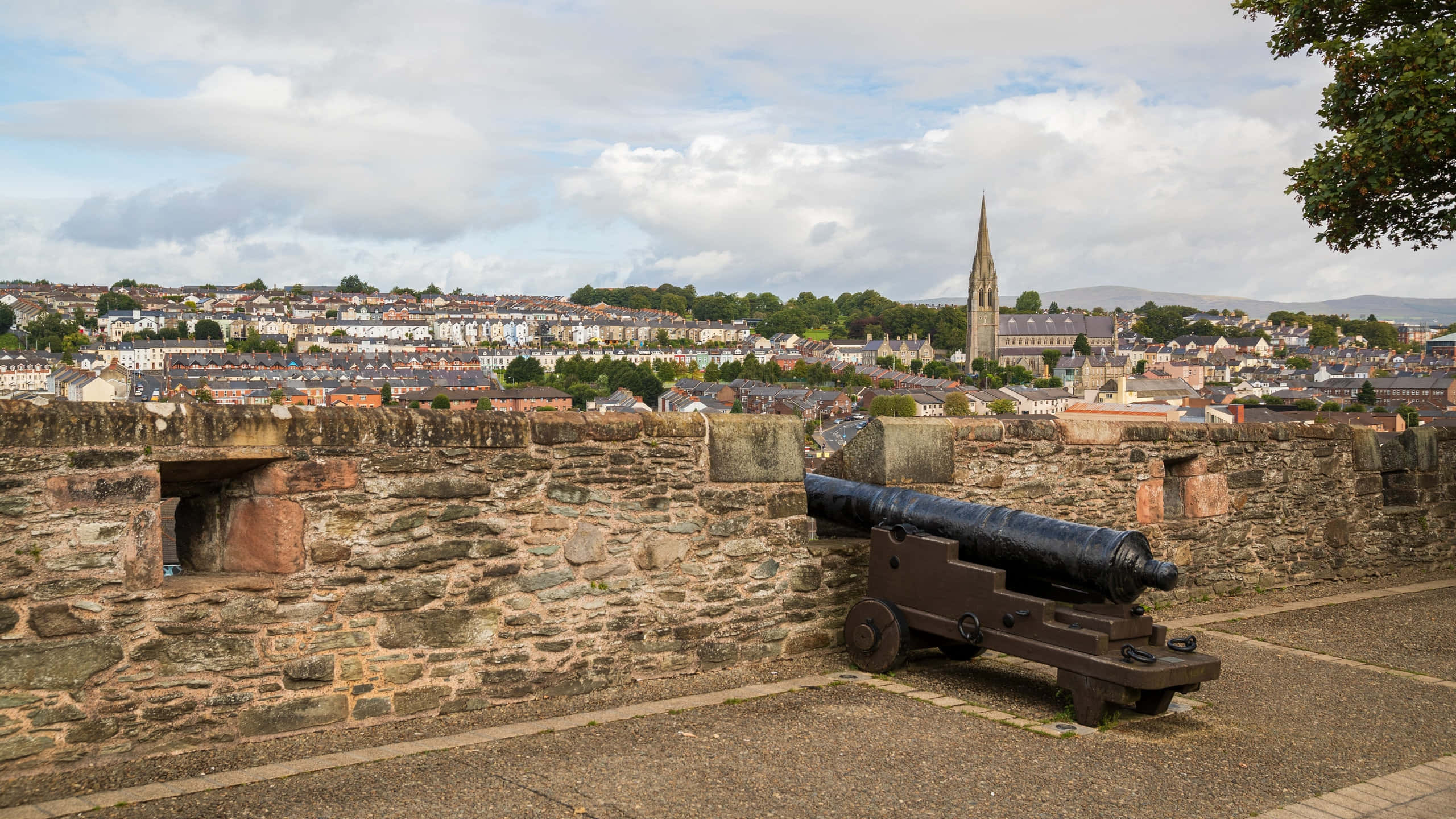 Londonderry, historic cannon, weathered stone wall, 2K Desktop Wallpaper
