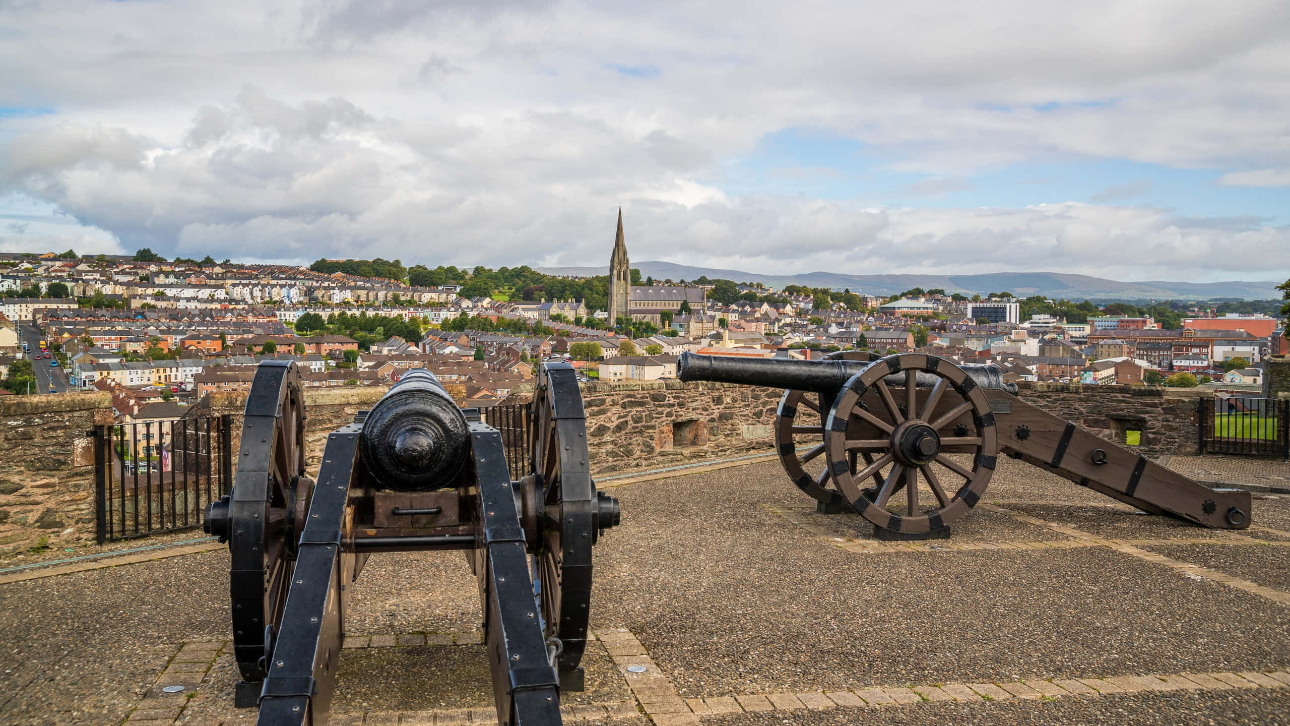 Londonderry, cannons, cityscape, 2K Desktop Wallpaper
