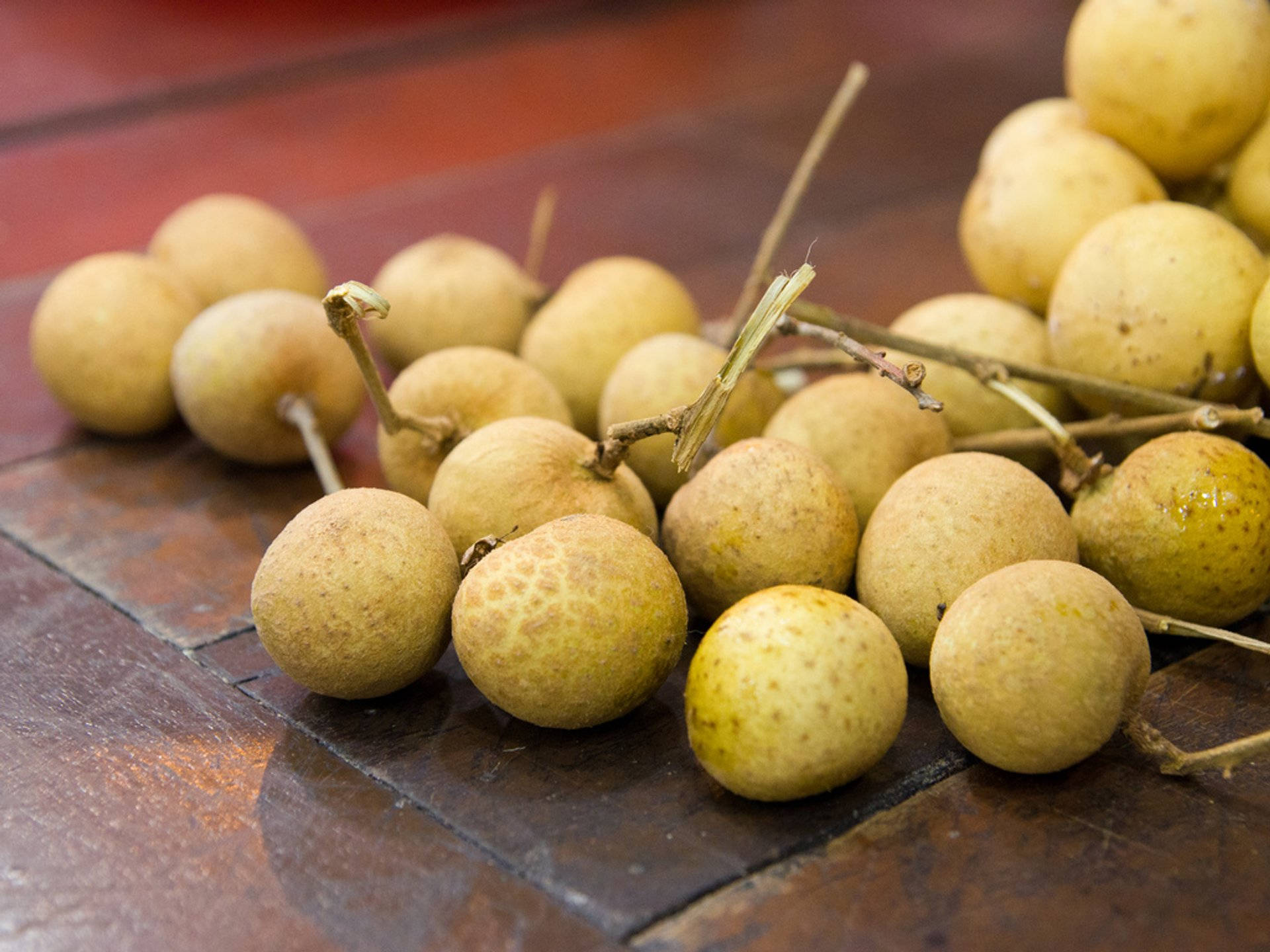 longan fruits, rough brownish-yellow skin, dark wooden surface, Full HD Desktop Wallpaper